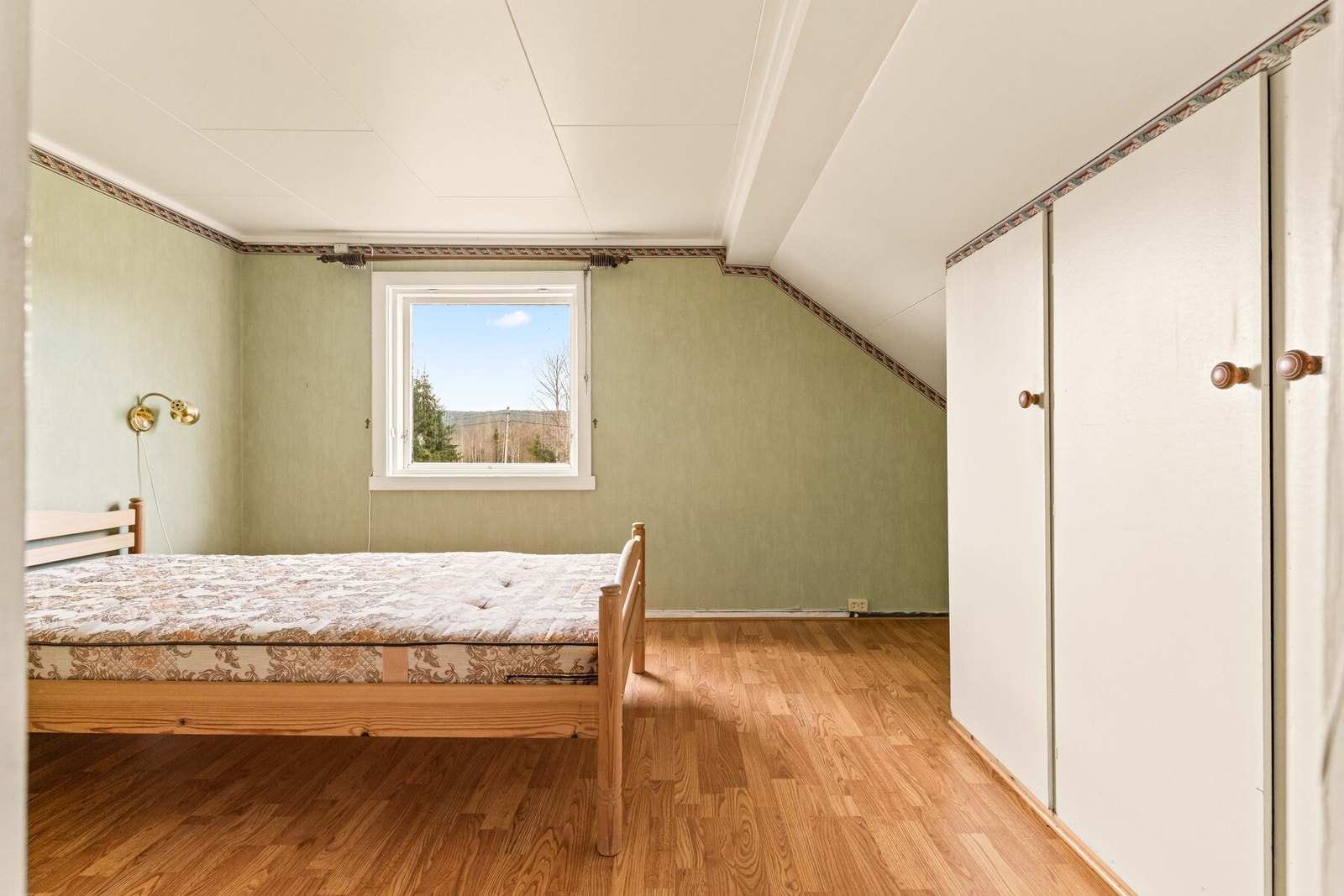 I delen med skråtak er det eldre, innebygde skap som gir praktisk oppbevaring og utnytter rommet på en god måte. Galleribilde
