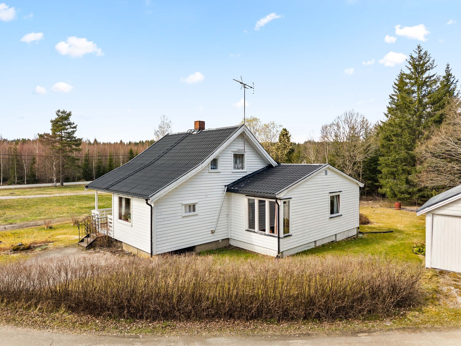 Østbyveien 40 er en eiendom med flott og rolig beliggenhet like utenfor Hemnes sentrum. Galleribilde