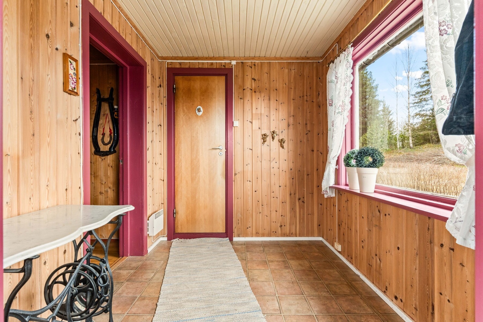 Entréen gir et hyggelig førsteinntrykk med en lun og varm atmosfære, hvor trepanel på vegger og himling skaper en trivelig romfølelse. Galleribilde