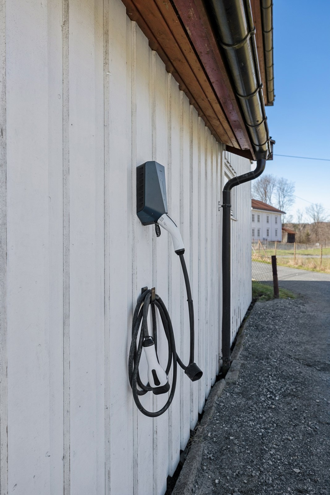 Det er montert elbil lader på husvegg. Galleribilde