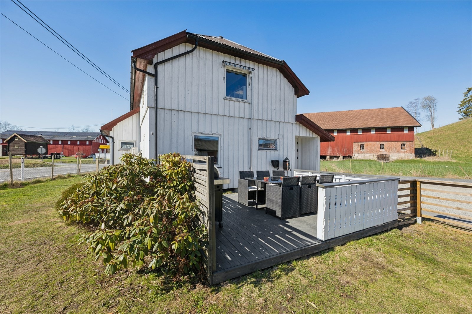Terrasse ved inngangspartiet med adkomst ut til hagen. Galleribilde