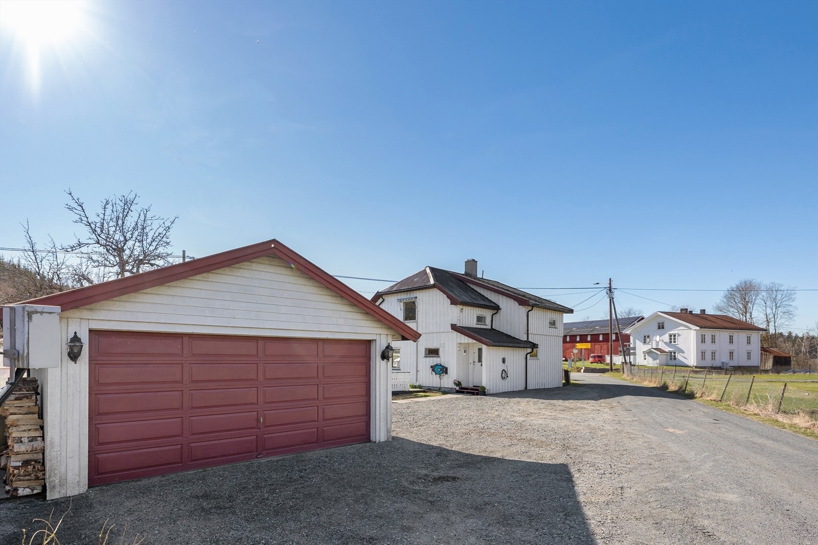 På eiendommen har du en enebolig, dobbelgarasje, uthus og drivhus. Galleribilde