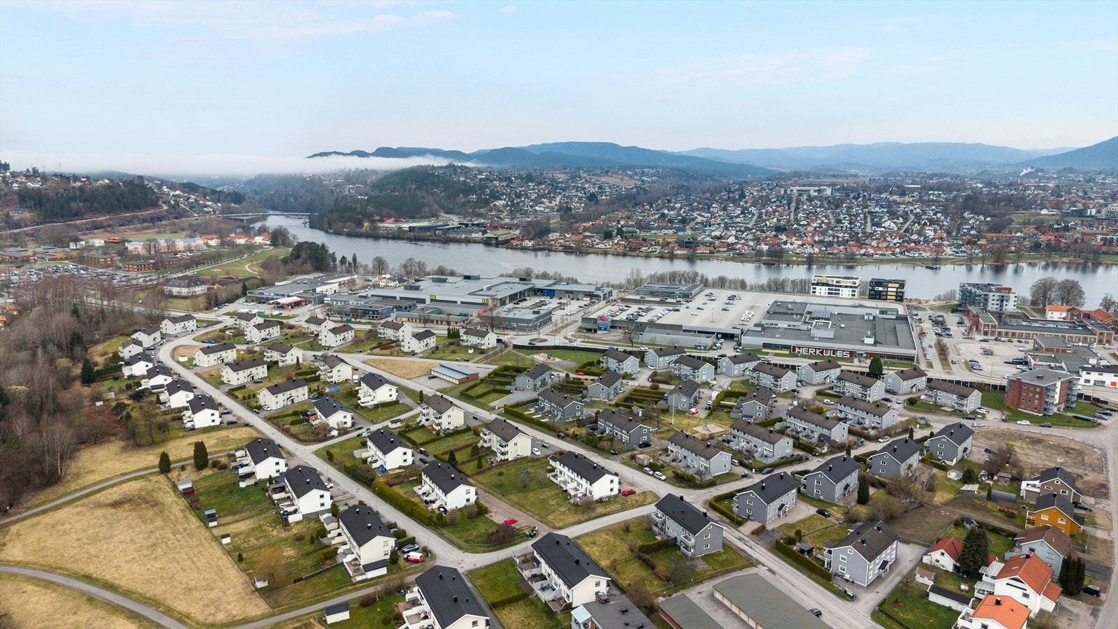Herkules kjøpesenter er noen få minutter gange unna - Grenlands regionens største kjøpesenter - en populær møteplass med 111 butikker, spisesteder og virksomheter. Galleribilde