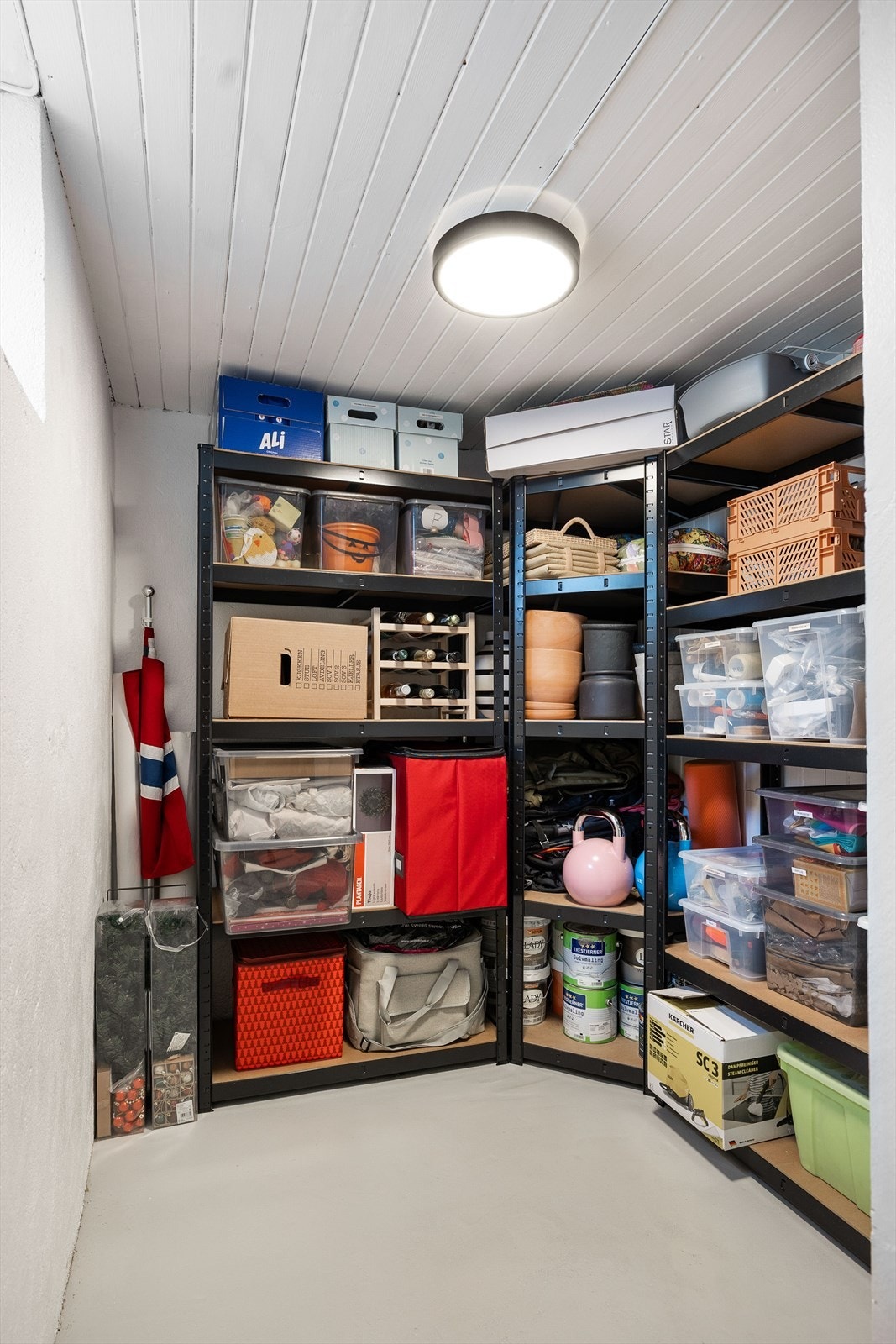 Bodrom blir det aldri nok av - og i kjelleren har du 2 solide boder. Dette er den minste. Galleribilde