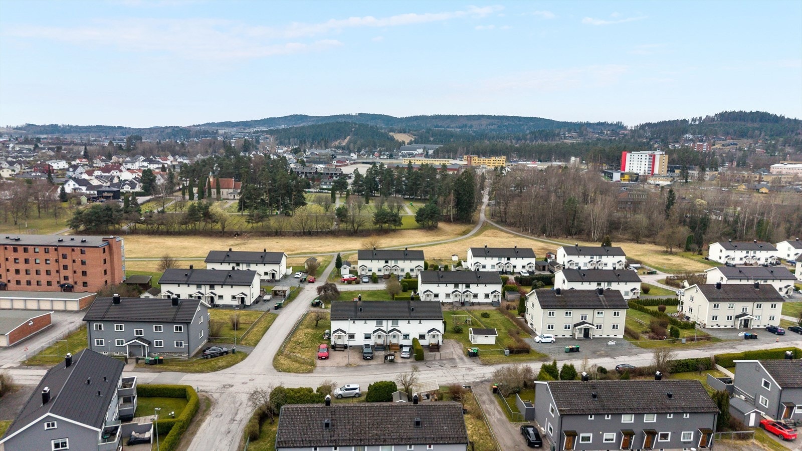 Her har du sykehuset i umiddelbar nærhet, samt travbanen om du er glad i hest. Galleribilde