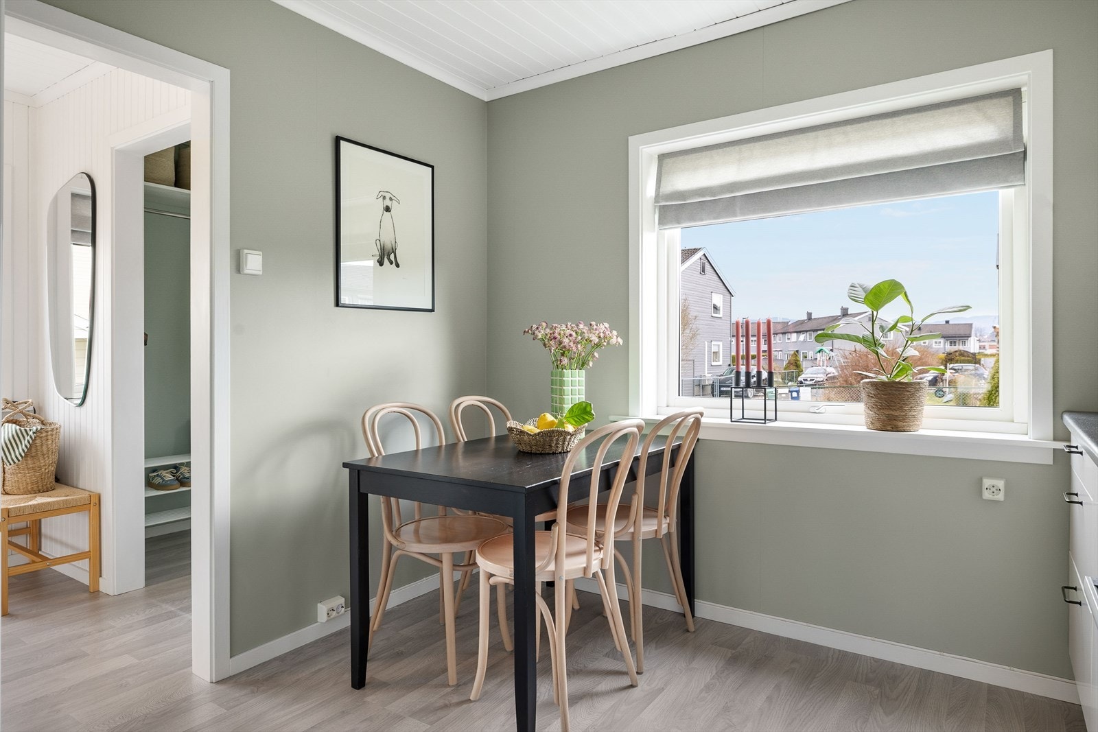 Kjøkkenet har en naturlig plass til spisebord ved vinduet, hvor man får godt med lysinnslipp og en hyggelig atmosfære. Galleribilde
