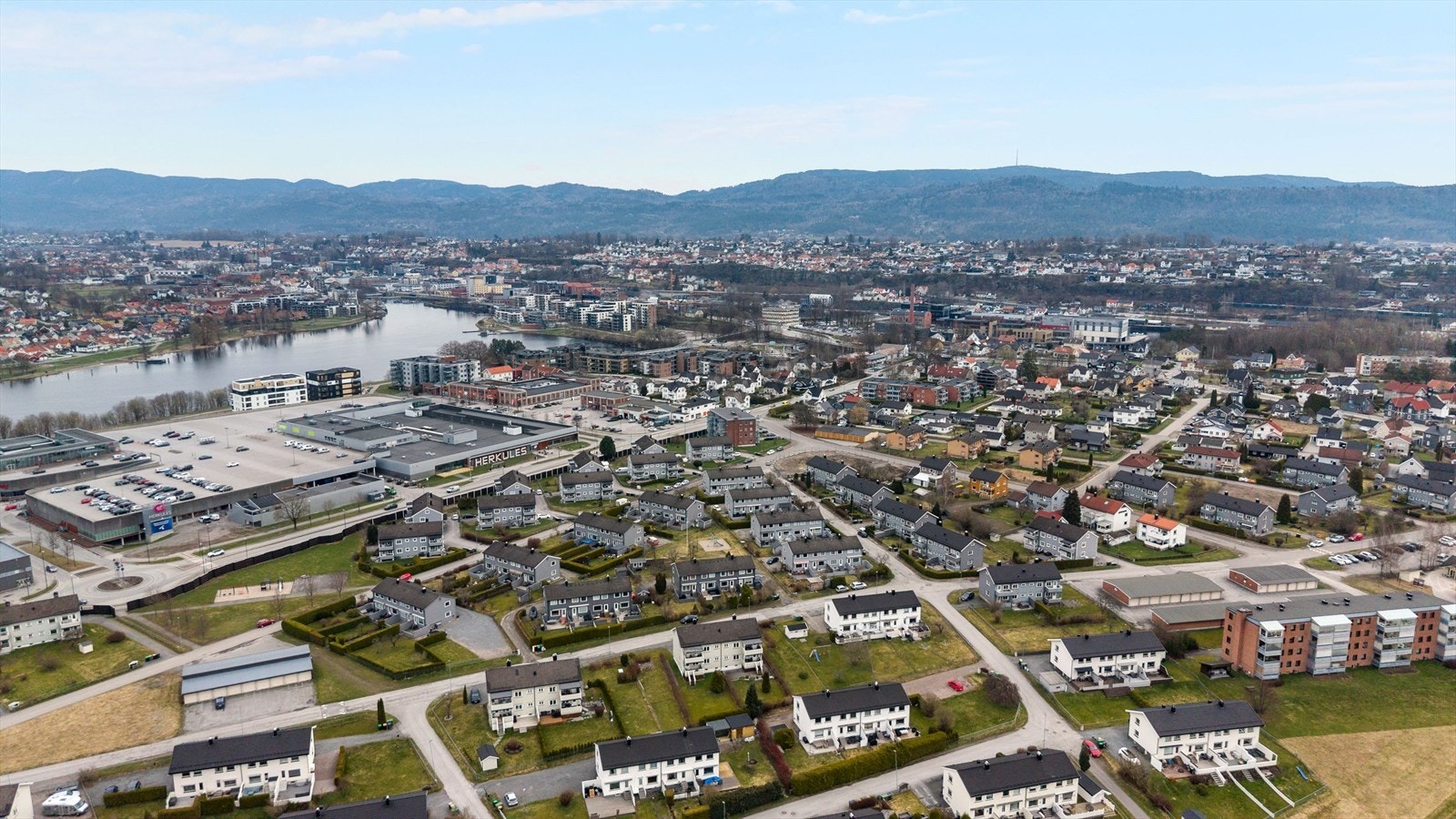 Skien sentrum er en 2 minutters kjøretur unna. Galleribilde