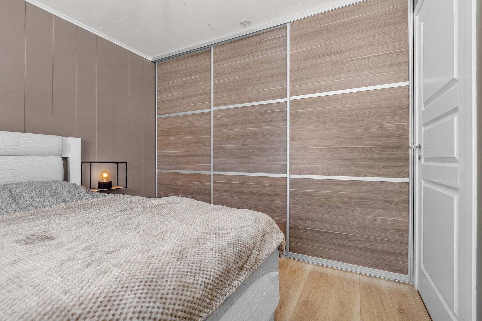 Romslig skyvedørsgarderobe på soverom Galleribilde