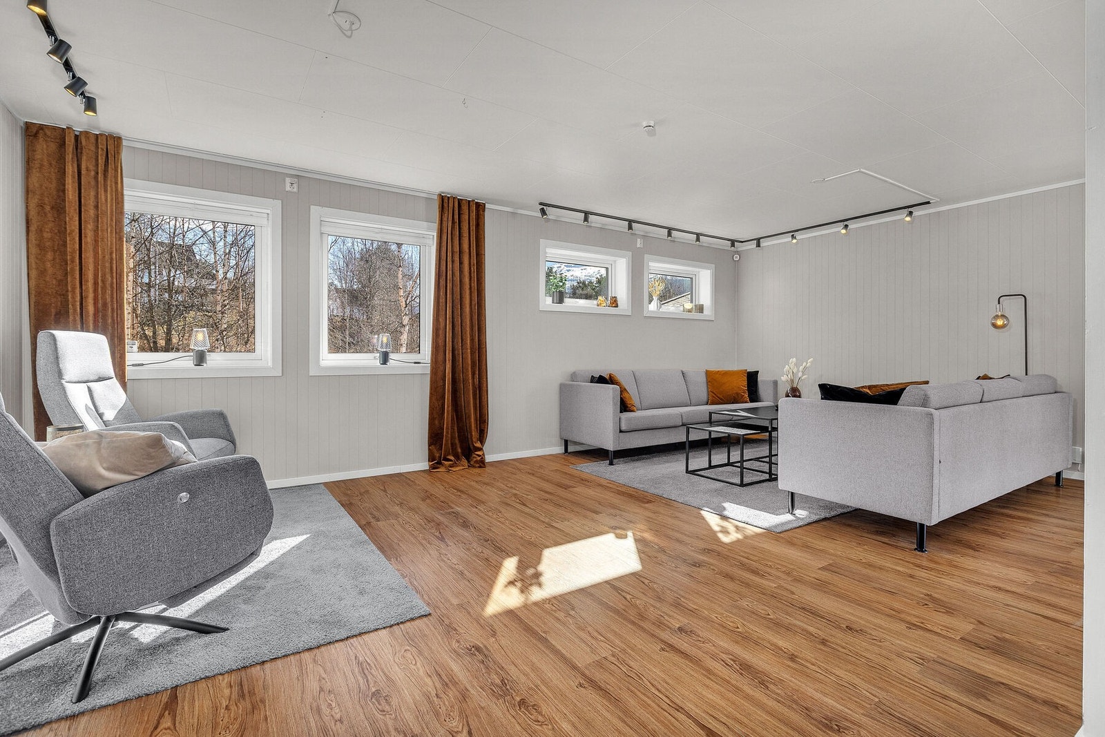 Her er det plass til både sofagruppe, hvilestoler og spiseplass Galleribilde