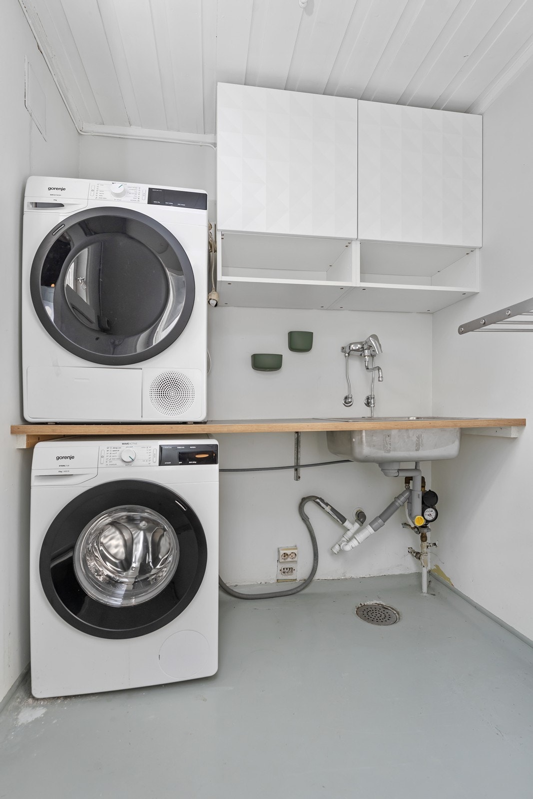 Vegg i vegg med badet er det vaskerom. Galleribilde