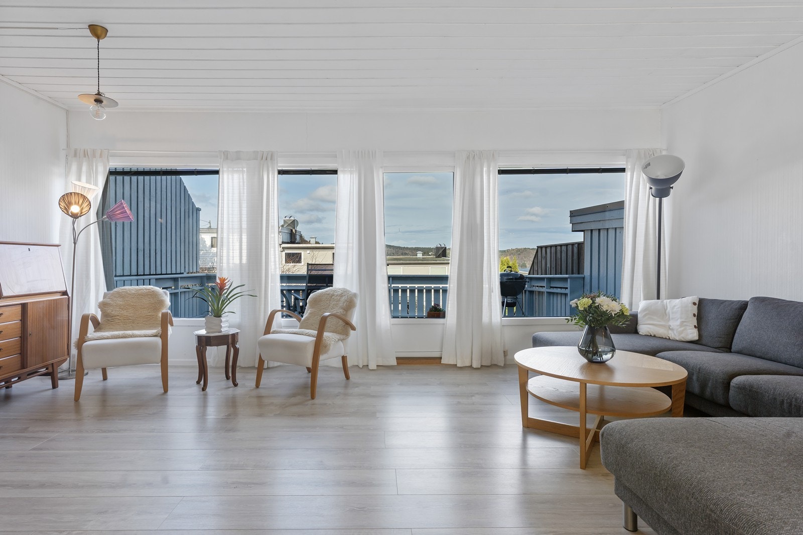 2. etasje har stue, kjøkken og utgang til veranda. Galleribilde