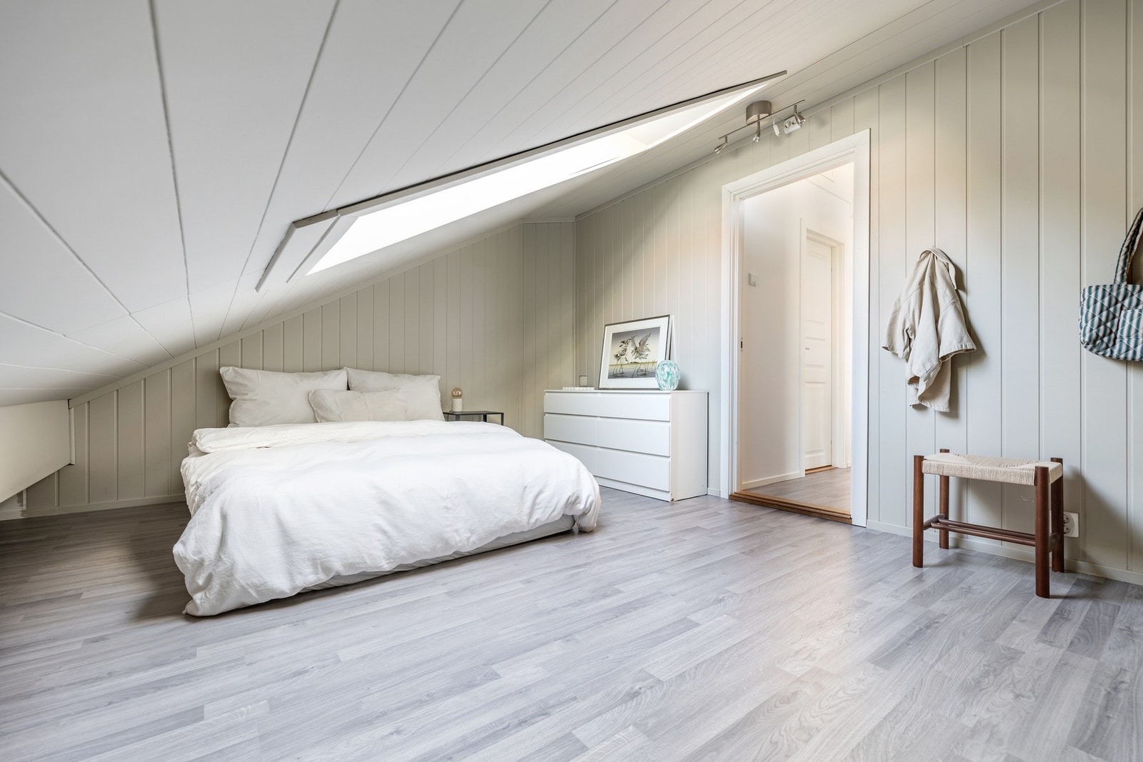 Soverom 3 i loftsetasjen med takvindu. Galleribilde