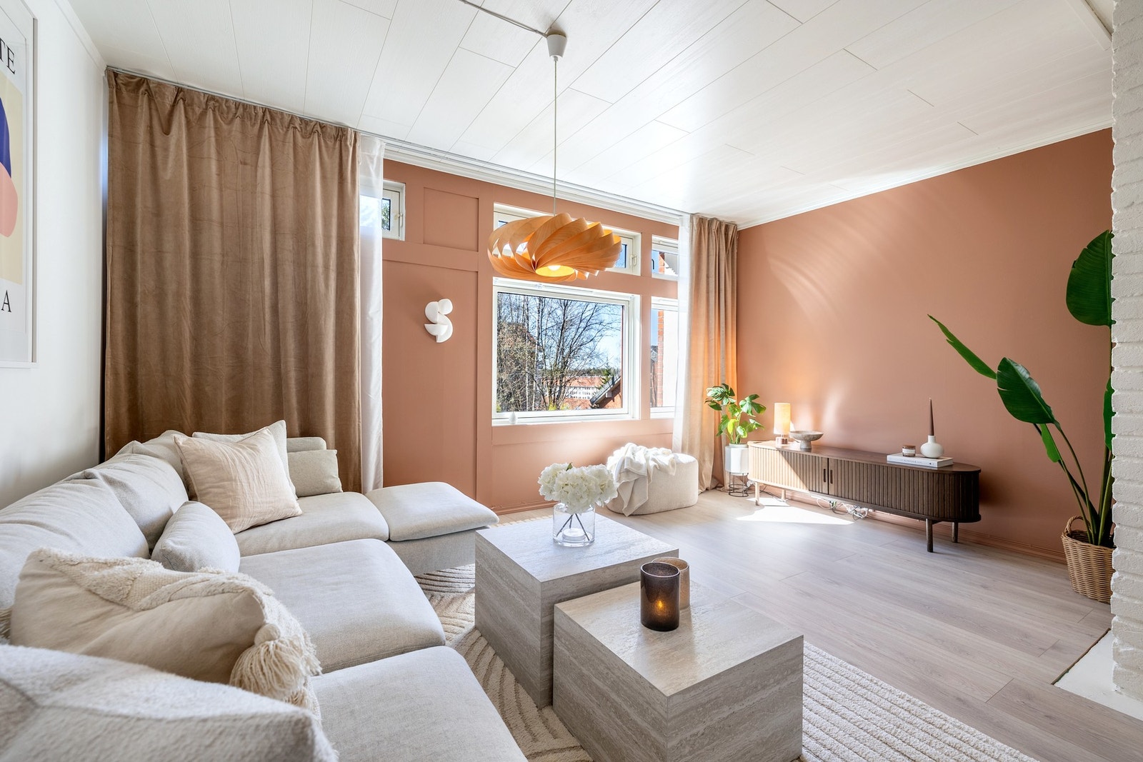 Stuen er et lyst og trivelig oppholdsrom med god plass til sofalounge og TV-anlegg. Galleribilde