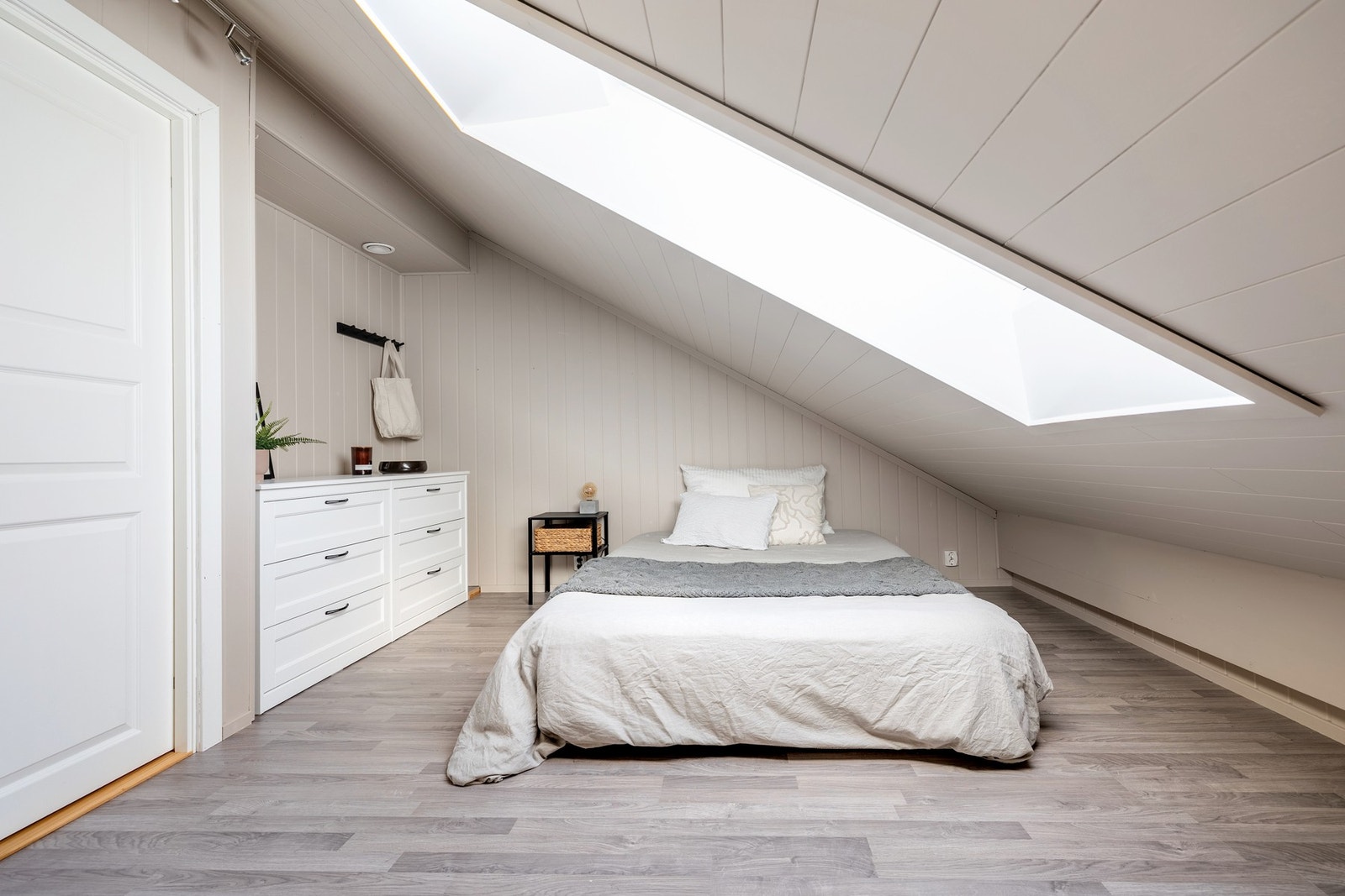 Soverom 4 i loftsetasjen med takvindu. Galleribilde