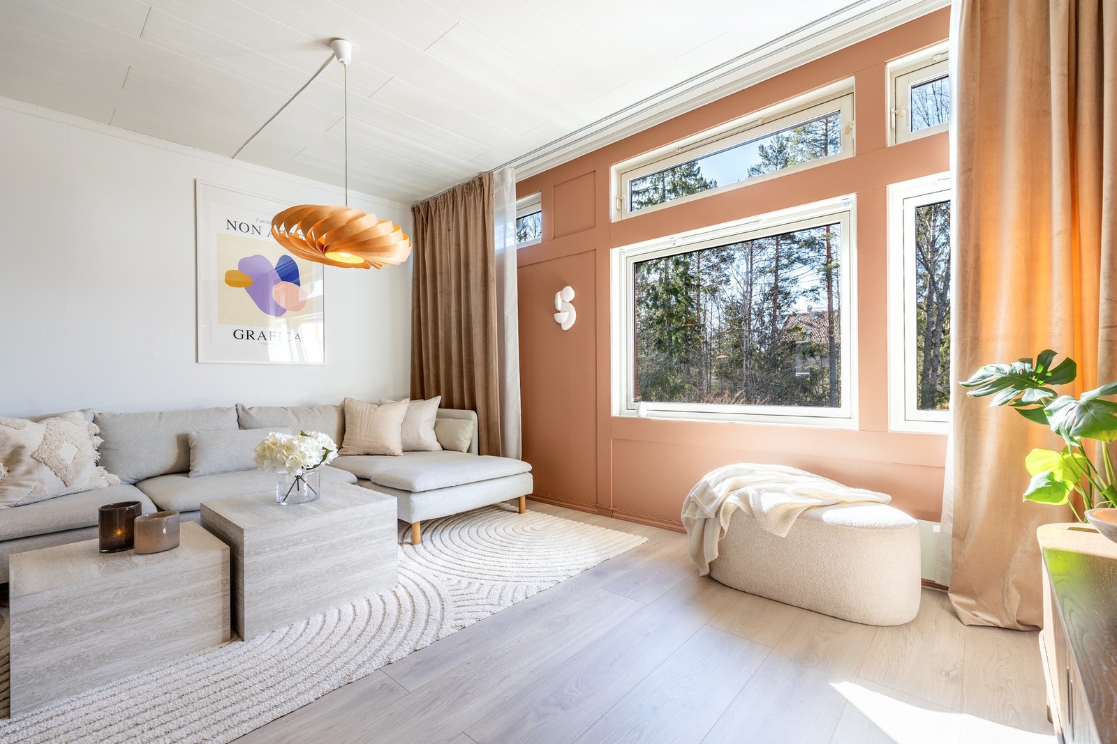 Store vindusflater slipper inn rikelig med naturlig lys og skaper en lys og luftig atmosfære. Galleribilde