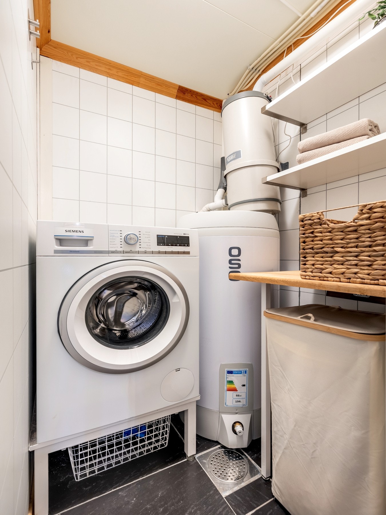 Vaskerommet er praktisk og funksjonelt, perfekt for hverdagsbruk. Vaskerommet er har opplegg for vaskemaskin. Sentralstøvsuger og varmtvannstank Galleribilde