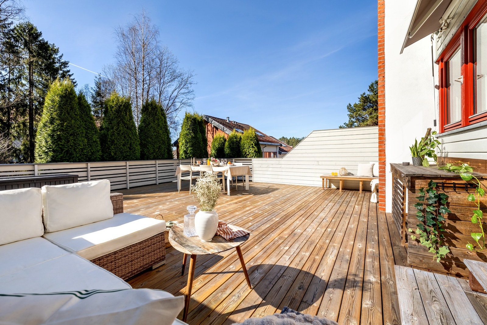 Rekkehuset byr på et flott uteområde med gode solforhold. Fra kjøkkenet er det utgang til en stor terrasse på ca. 56 kvm. Galleribilde