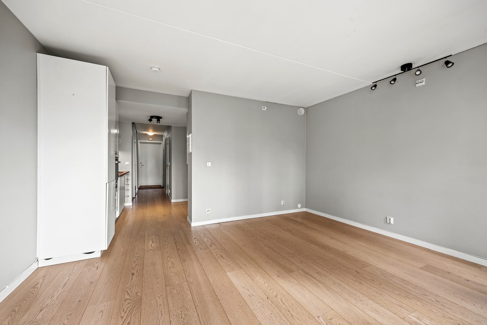 Leiligheten har gjennomgående 1-stavs parkett som gir et moderne og eksklusivt helhetsinntrykk. Galleribilde