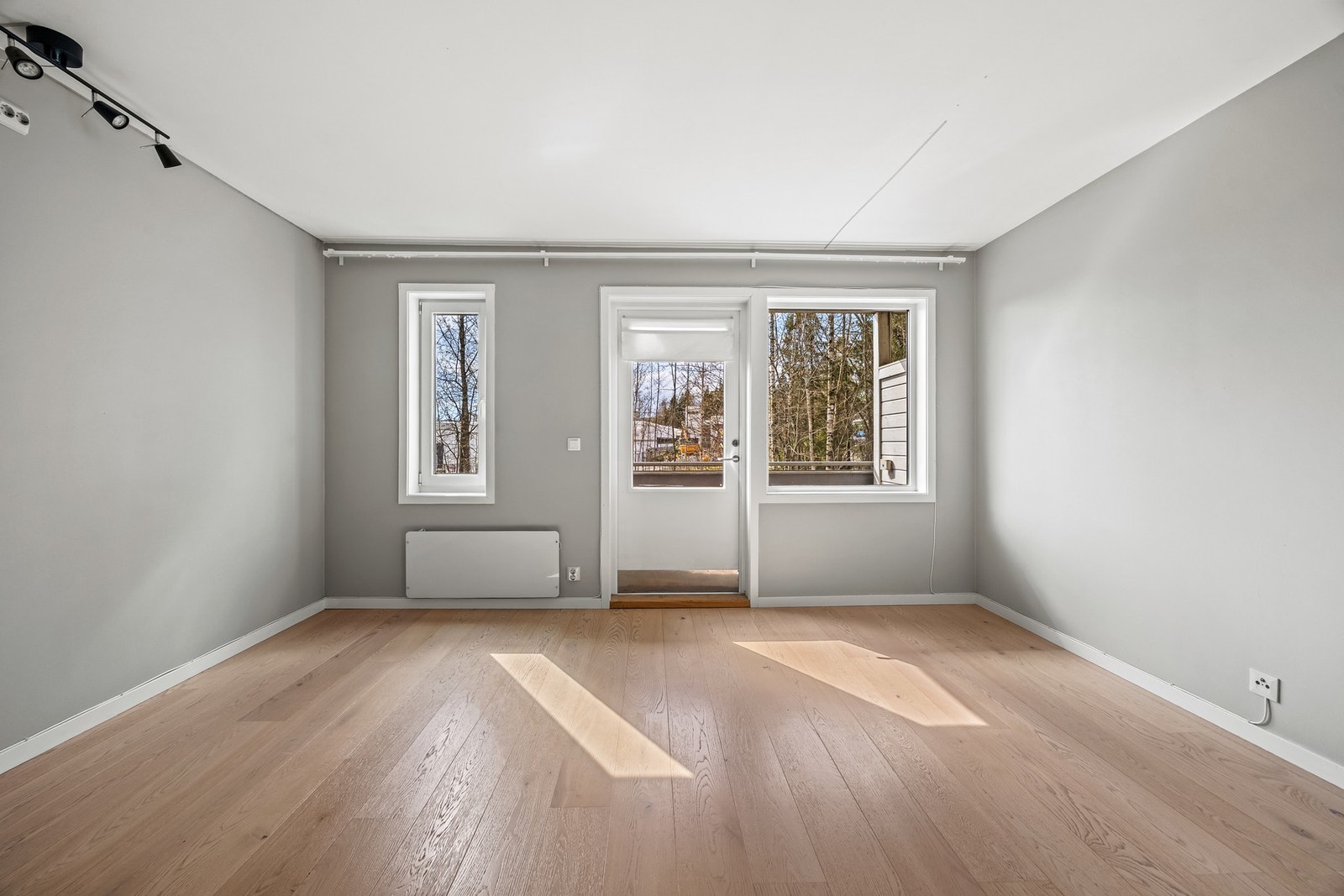 Stuen har store vindusflater som slipper inn rikelig med naturlig lys. Galleribilde