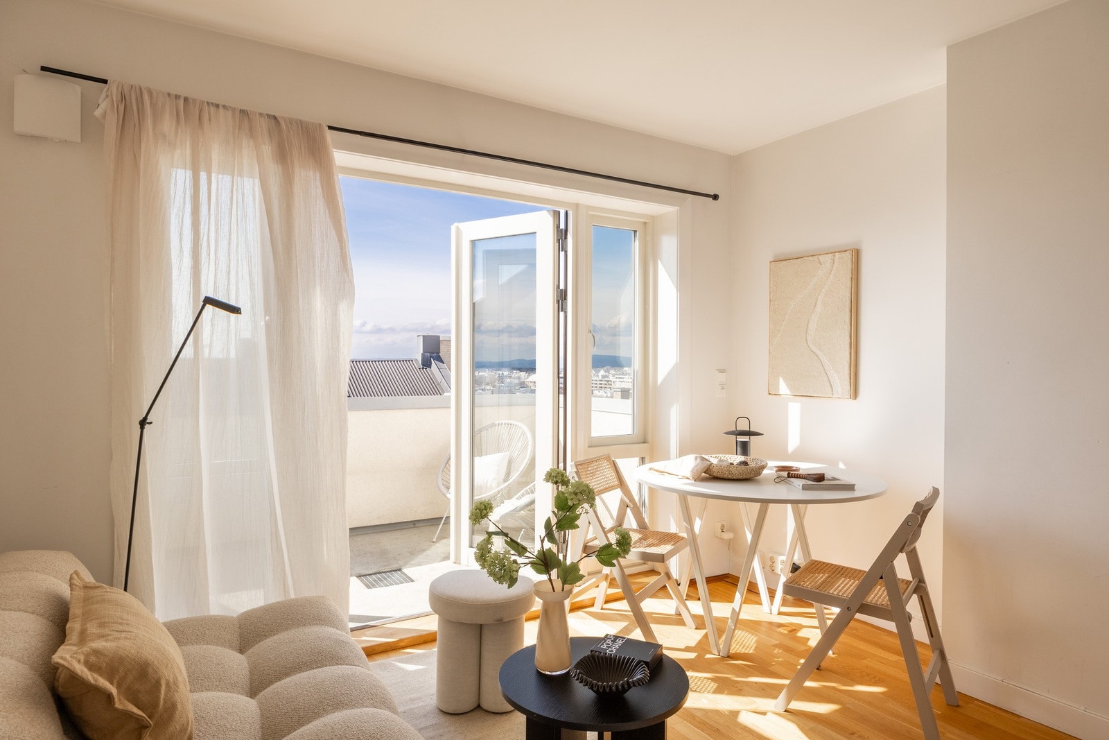 Effektiv planløsning med mulighet for både sofa- og spisegruppe. Galleribilde