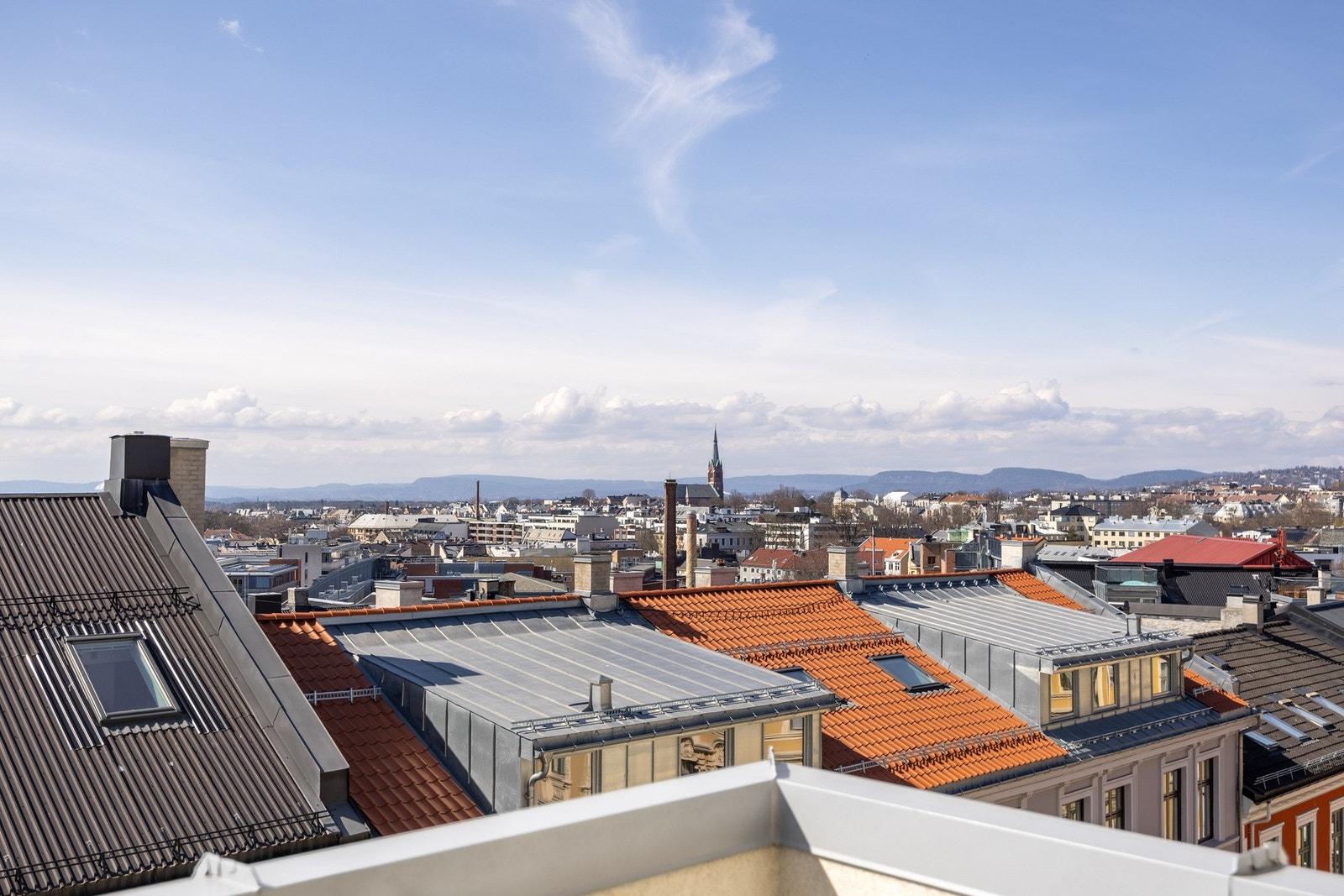 Innbydende 4-roms i 7. etasje med heis, solrik privat terrasse og fantastisk utsikt i et populært område. Galleribilde