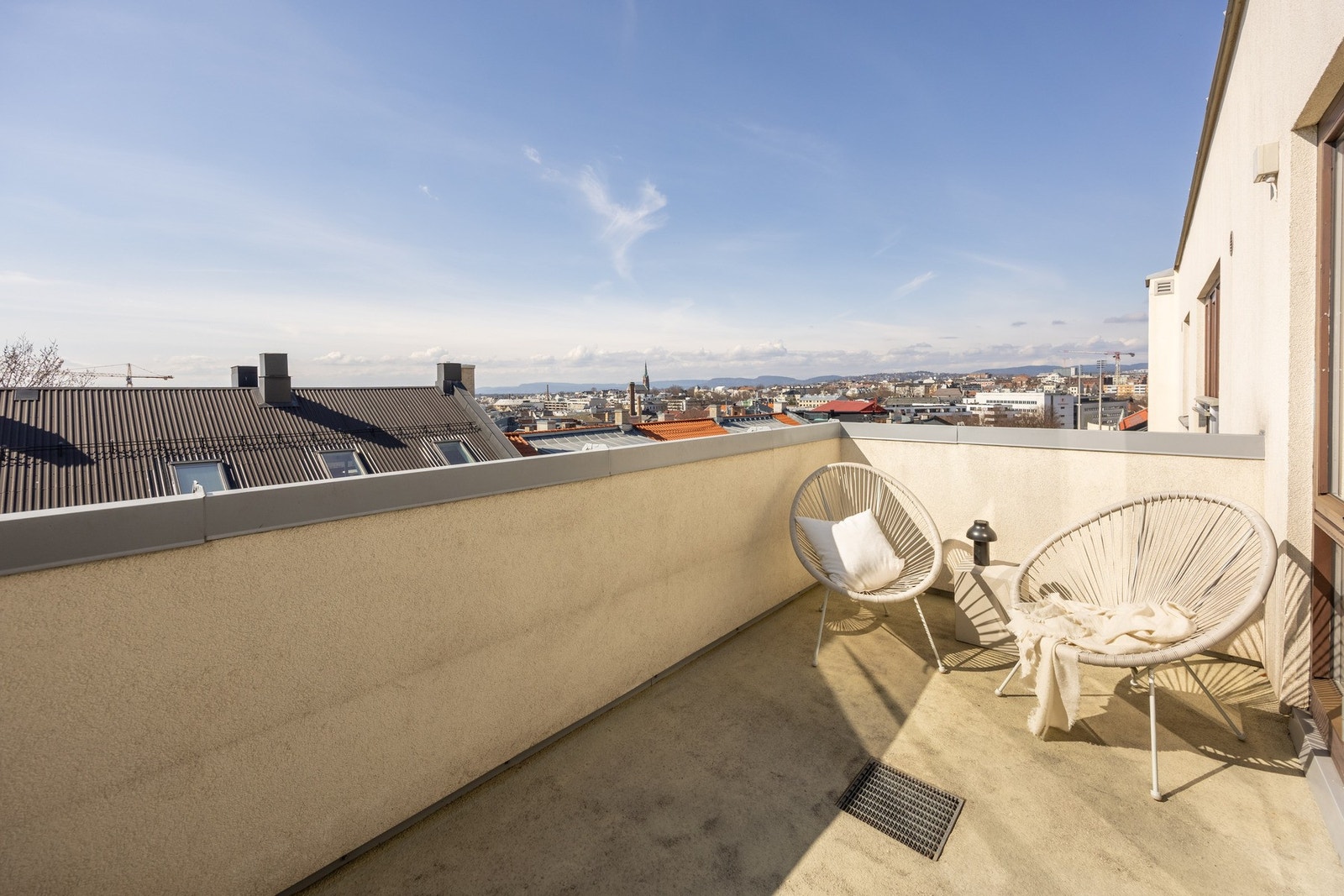 Leiligheten byr på flere gode kvaliteter med heis, privat solrik terrasse på 6 kvm og flott utsikt. Galleribilde