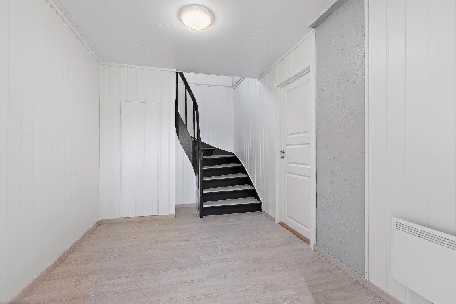 Trapp ned til 1 etg. hovedplan. Galleribilde