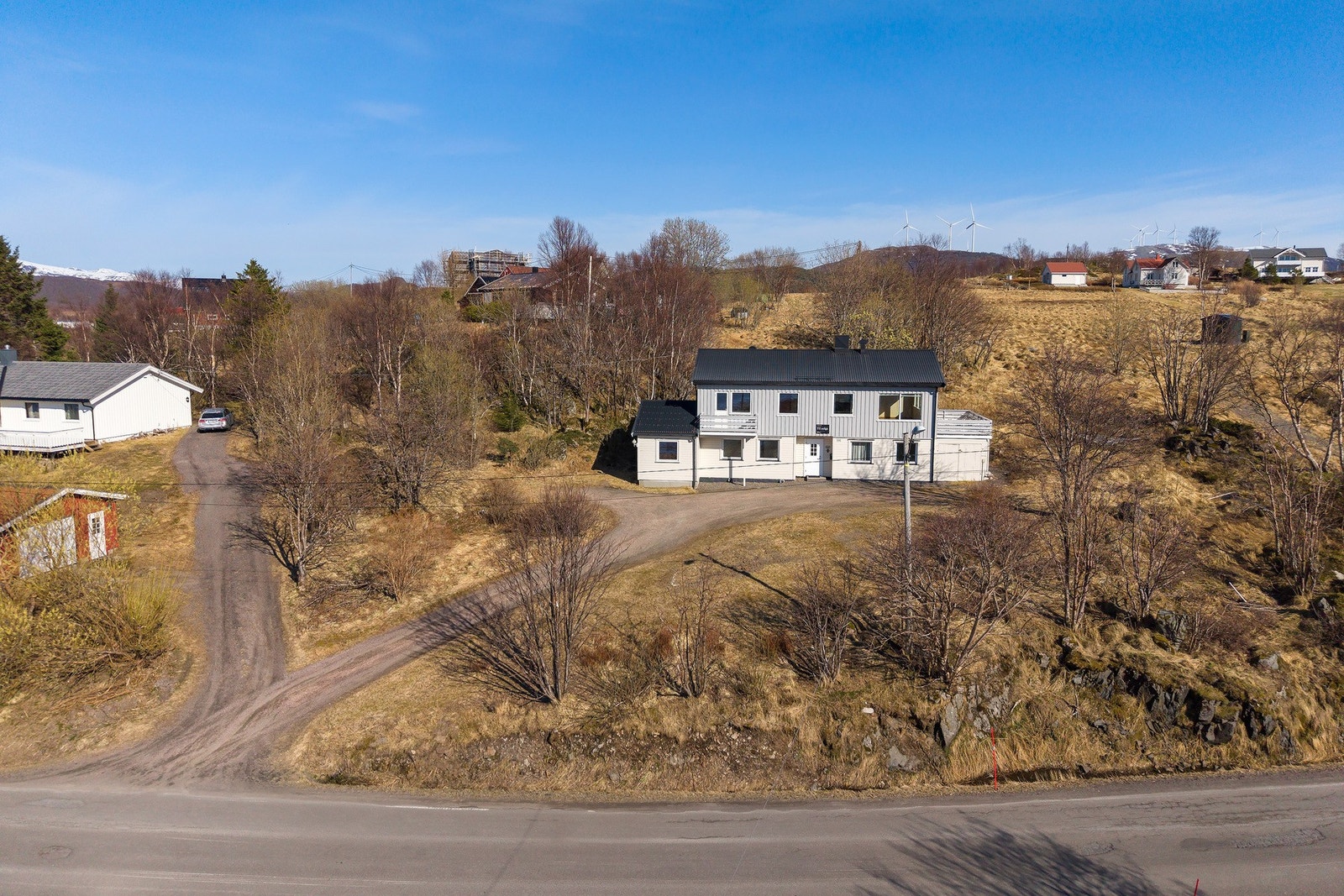 Eiendommen ligger fint til på en solåpen tomt. Galleribilde