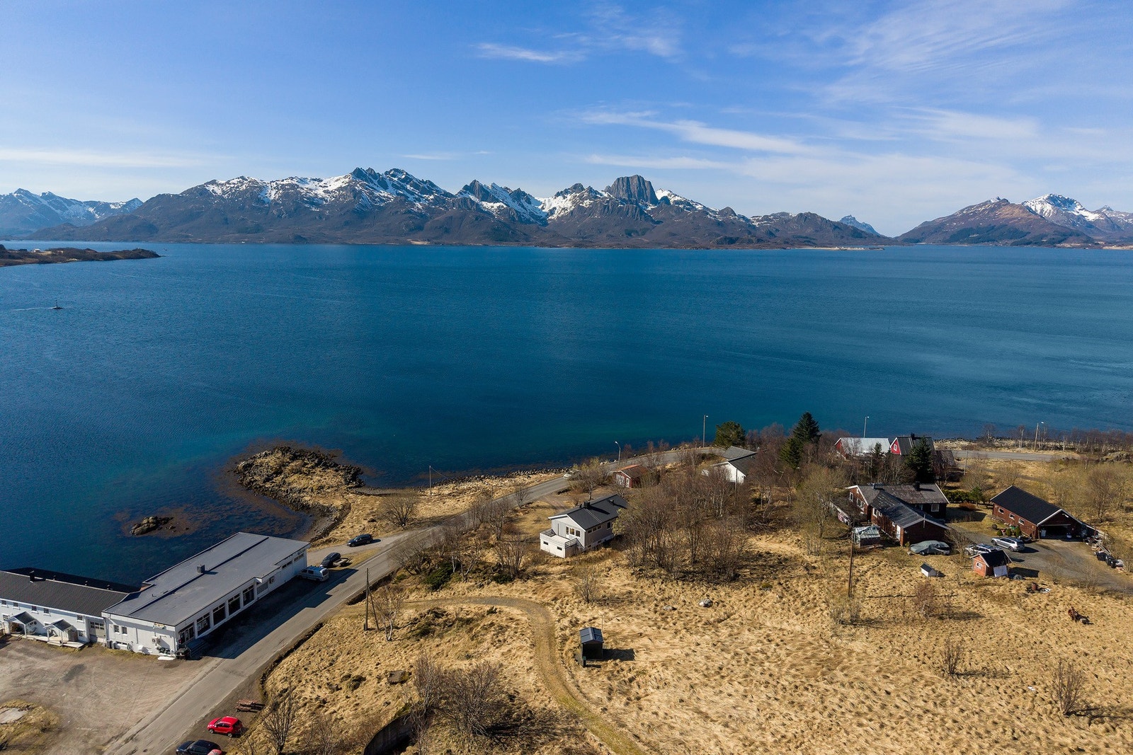 Eiendommen sett ovenfra med Reka i bakgrunnen. Galleribilde