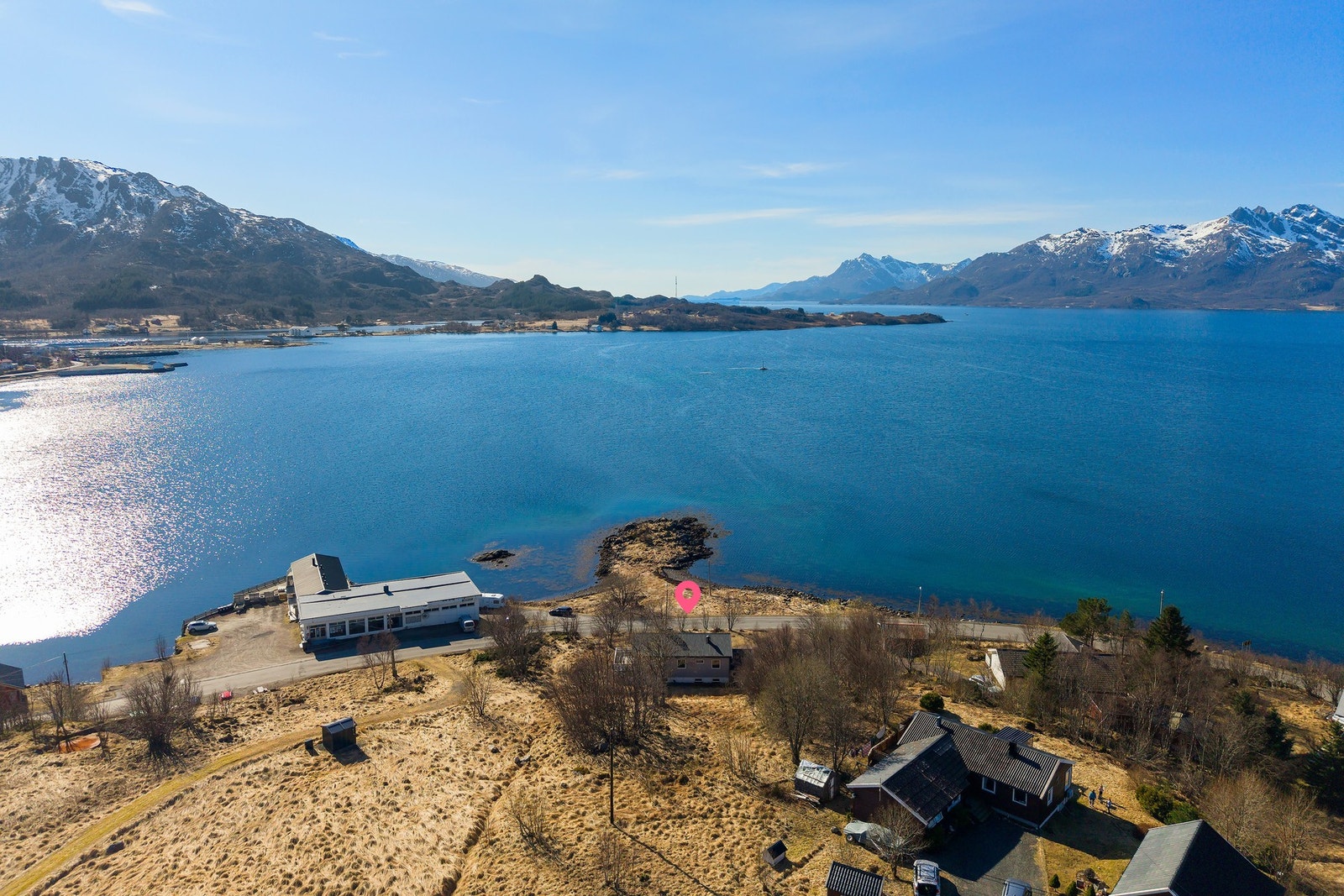 Landlig og fin beliggenhet i indre Eidsfjord. Galleribilde