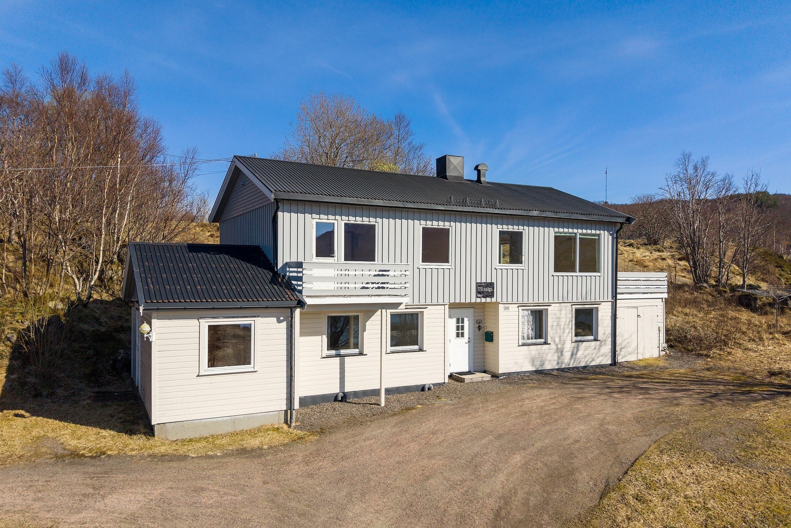 Velkommen til Eidsfjorveien 308 - Innholdsrik enebolig med utleiedel i underetasjen. Galleribilde