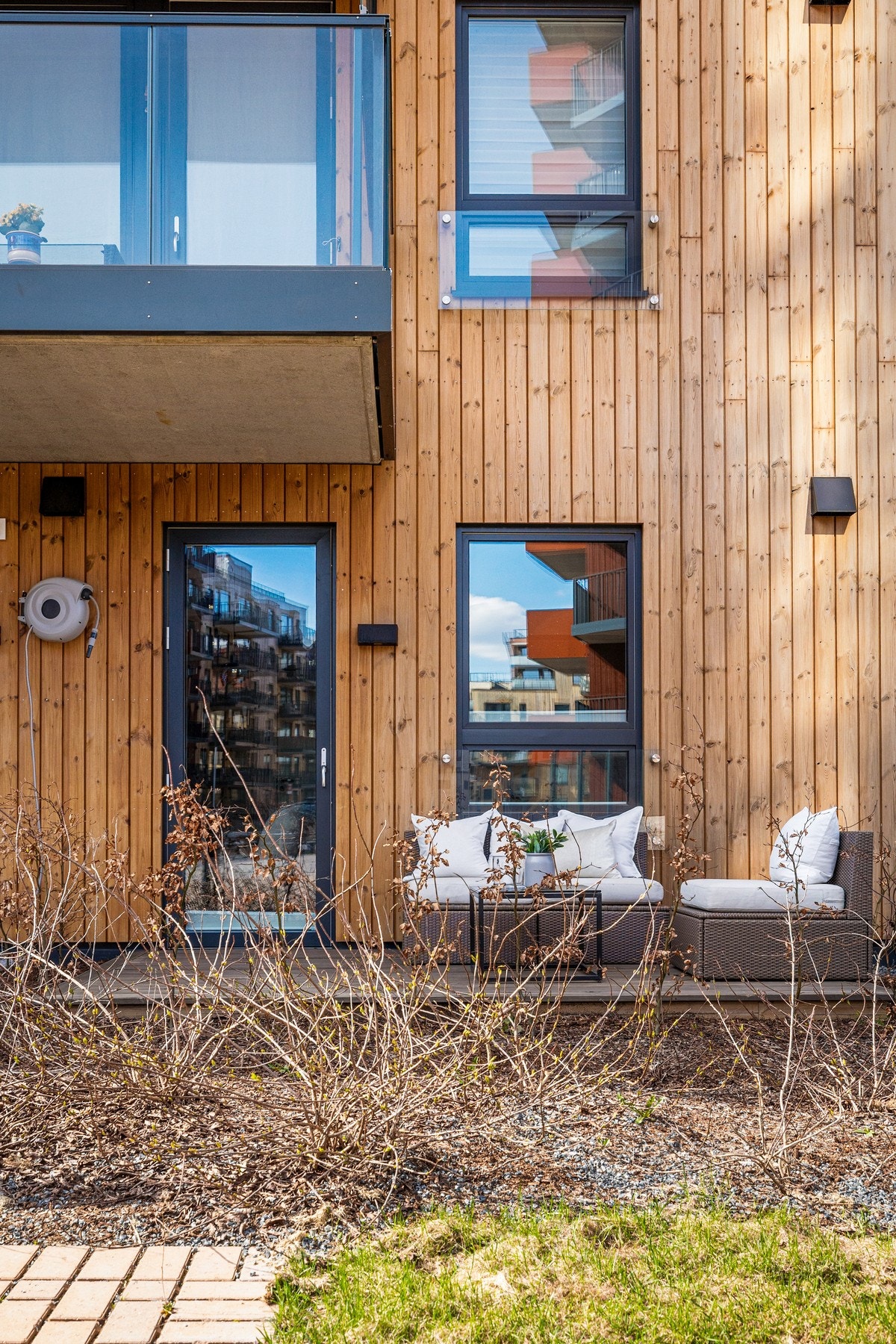 Fra stuen kan du tre direkte ut på en romslig markterrasse på 7 kvm. Her er det god plass til utemøbler, og balkongen blir en herlig forlengelse av stuen på varme sommerdager. Galleribilde