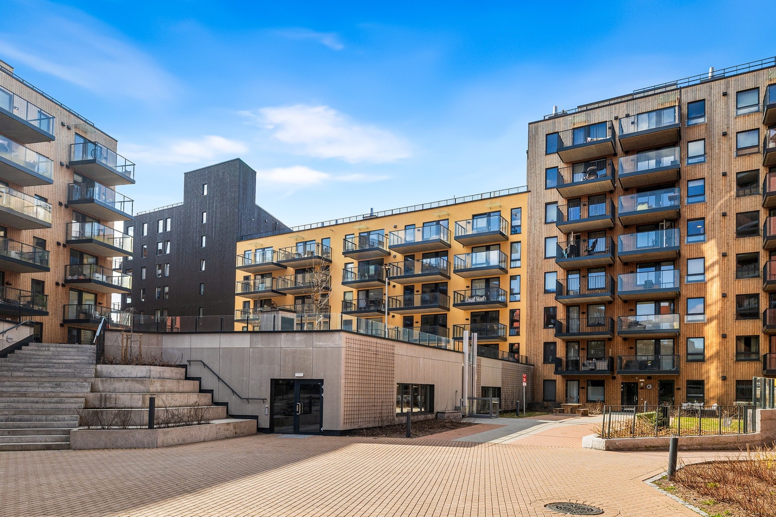 Det er mulig å kjøpe garasjeplass til kr 250.000,- som tillegg til kjøpesummen. Ta kontakt med megler for mer info. Galleribilde