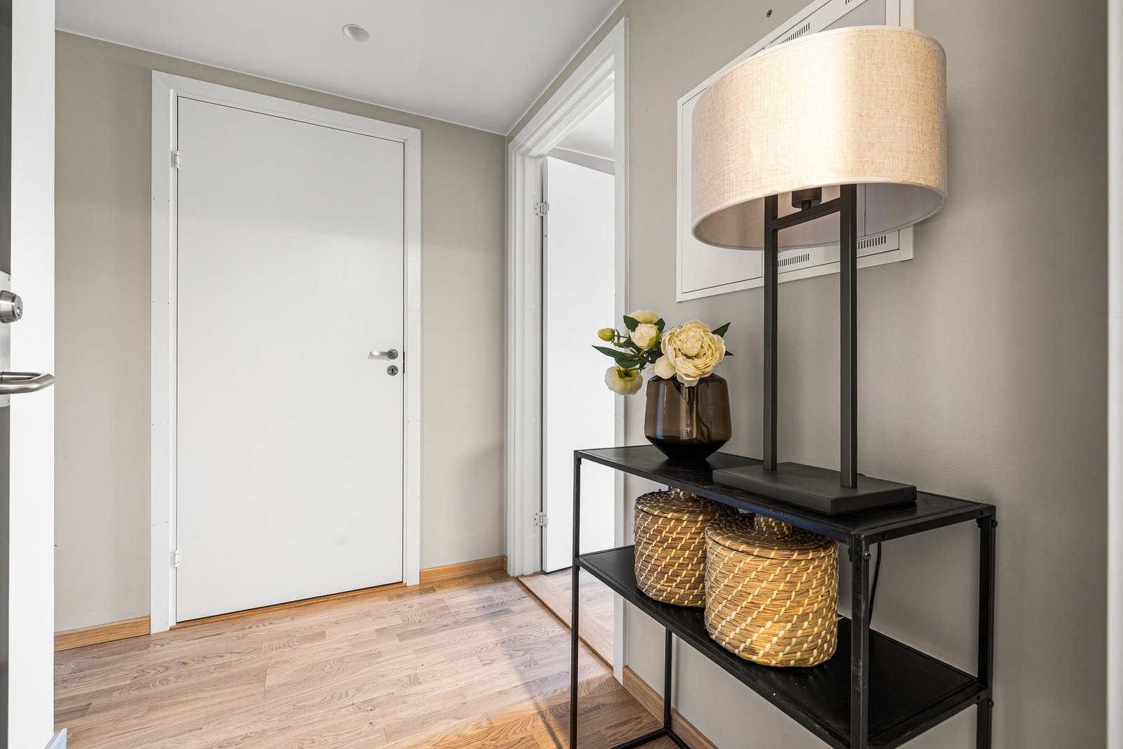 Vel inne i entréen har duvplass til å henge fra deg yttertøyet, og man kan enkelt etablere garderobeskap. Galleribilde