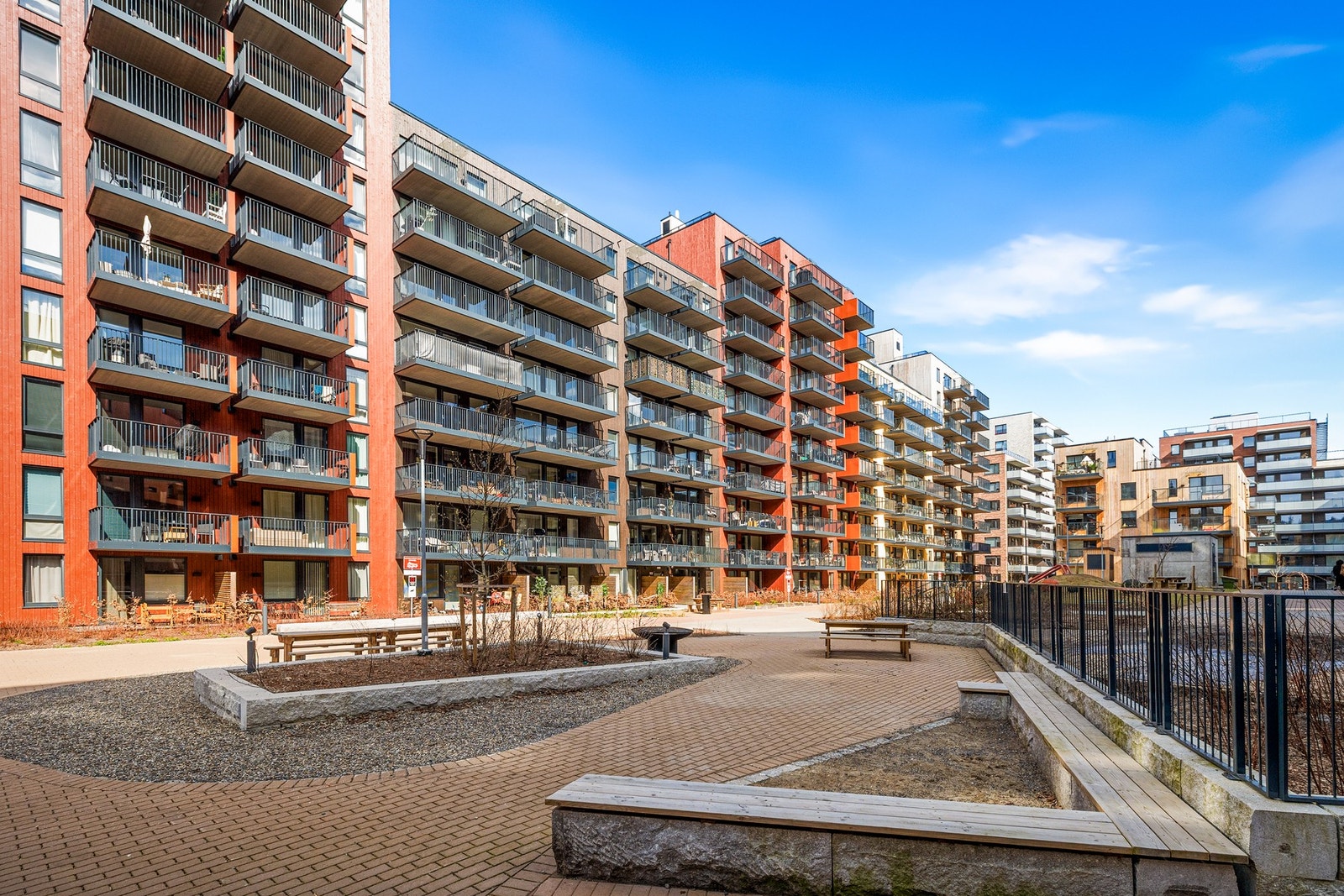 Bygget har fasiliteter som heis, felles takterrasse og moderne fasade. Galleribilde