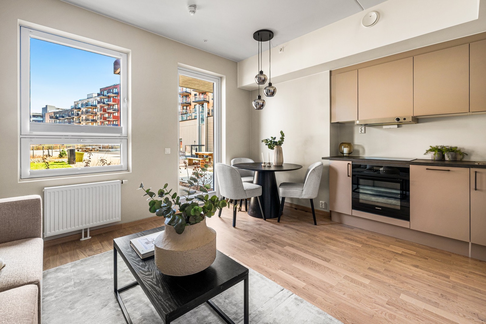 Vegger er slette og malt i lyse delikate fargetoner. Galleribilde