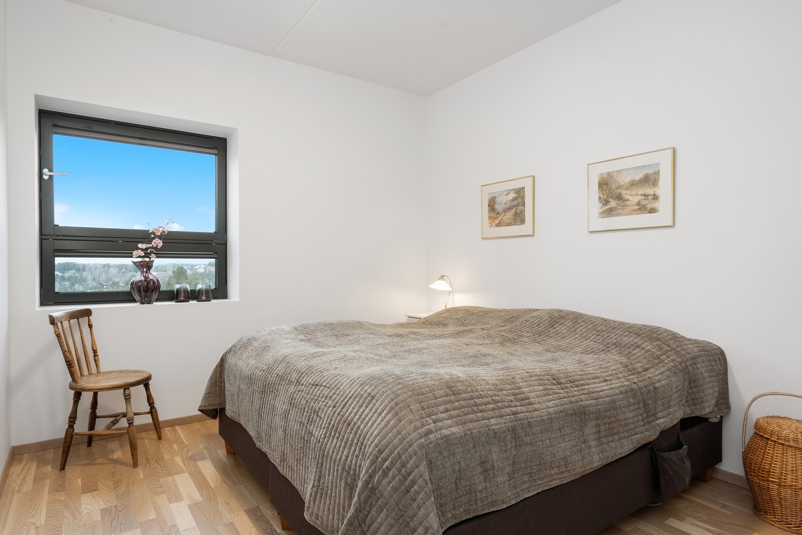 Leiligheten har to soverom. Hovedsoverommet har god plass til dobbeltseng og garderobeløsning. Galleribilde