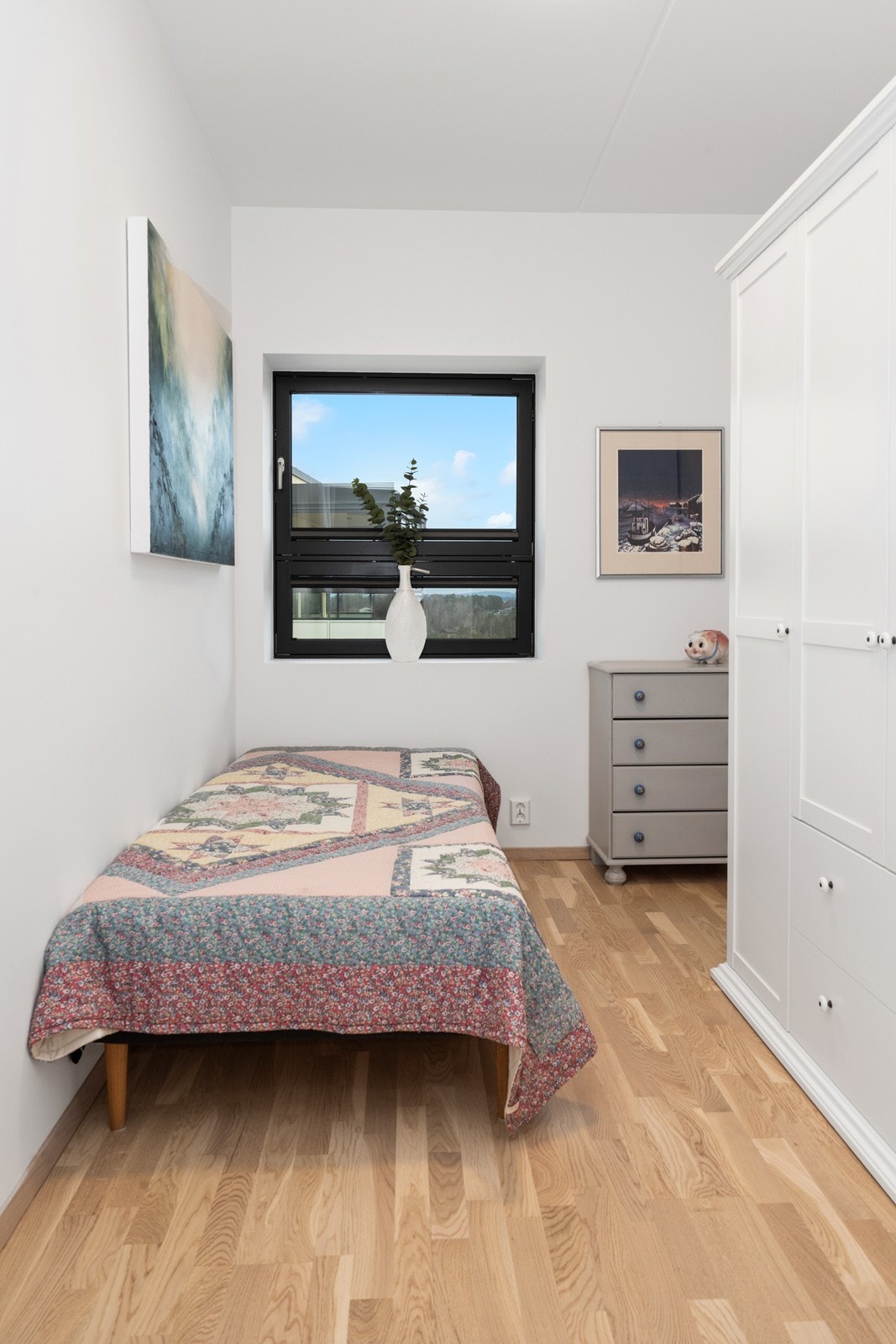 Det andre soverommet egner seg godt som barnerom, gjesterom eller kontor, alt etter behov. Galleribilde