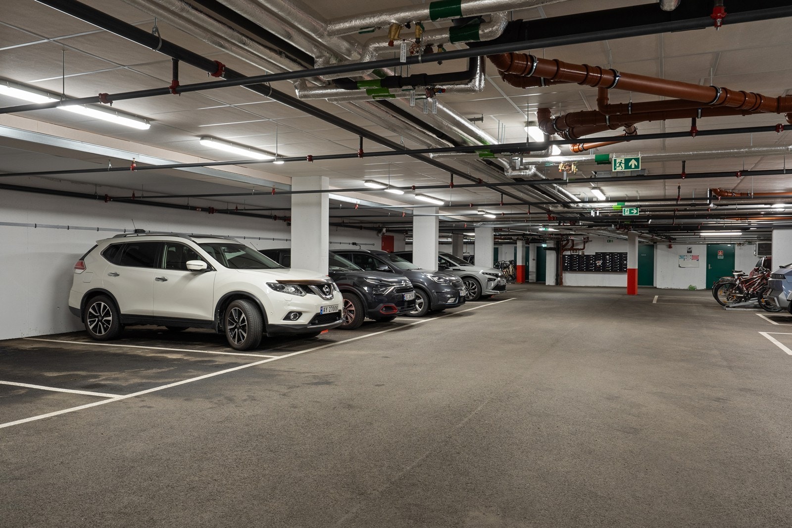 Det medfølger en fast garasjeplass i felles garasjekjeller, samt en bod på cirka 5 m². Galleribilde
