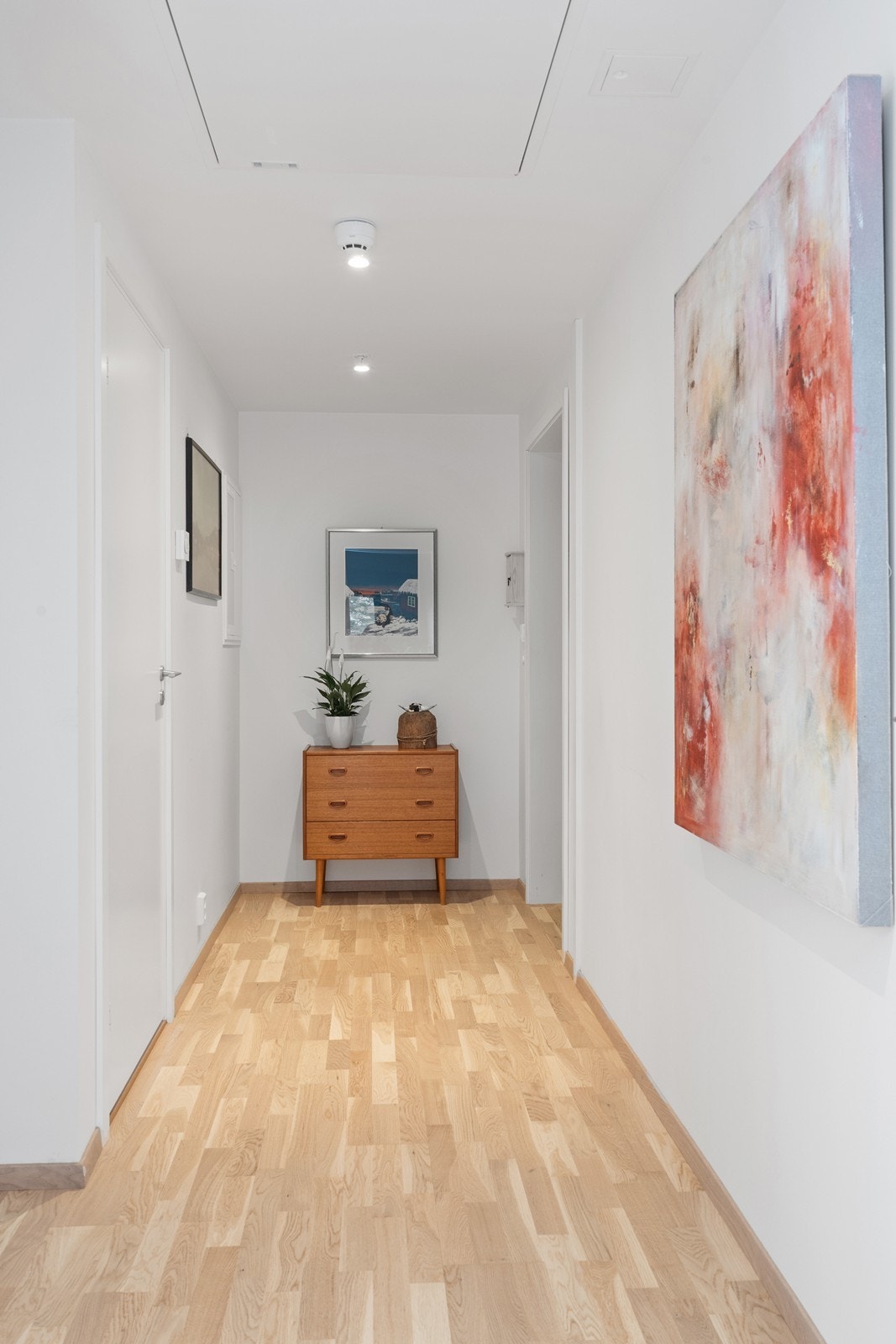 Gangen leder inn til leilighetens øvrige rom. Det er gjennomgående parkett i alle oppholdsrom. Galleribilde
