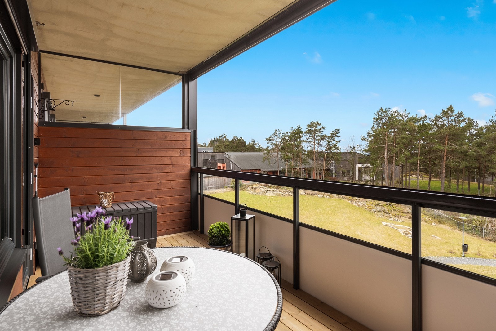 Balkongen har god plass til en sittegruppe og vender ut mot rolige, grønne fellesarealer. Galleribilde