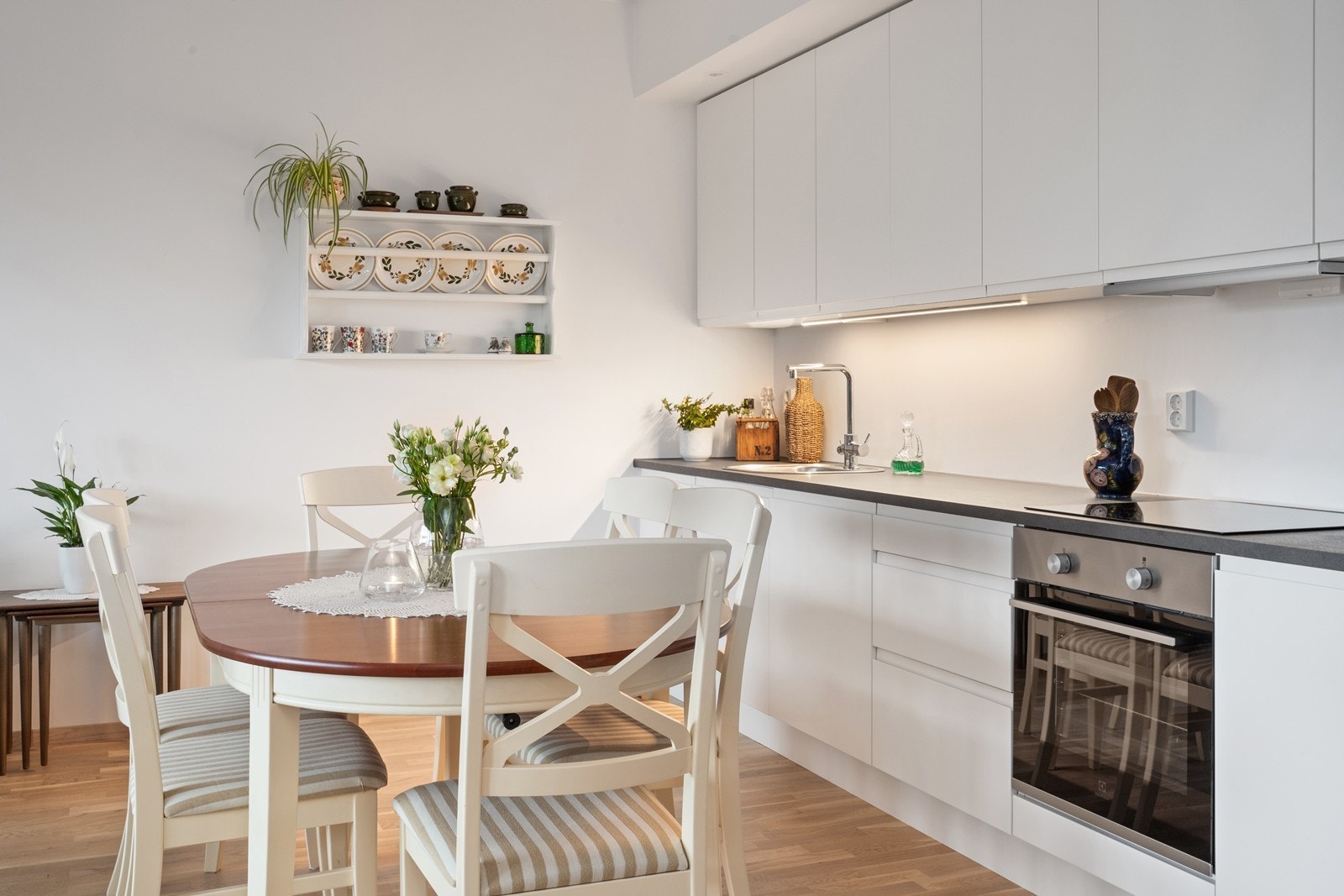 Godt med skap- og benkeplass gir gode arbeidsforhold for matlaging. Galleribilde