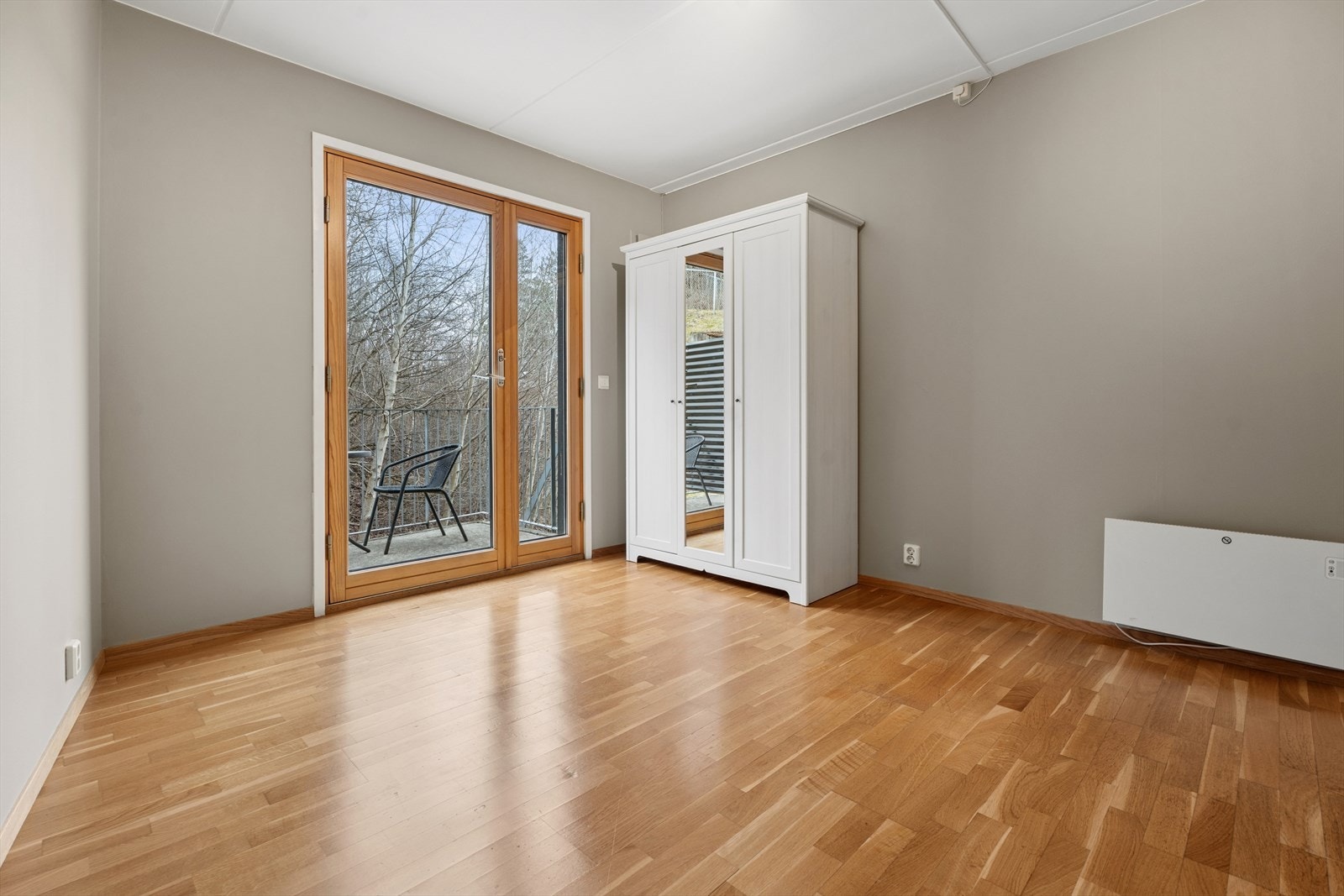 Hybelen har også utgang fra stuen til sydvendt balkong. Galleribilde