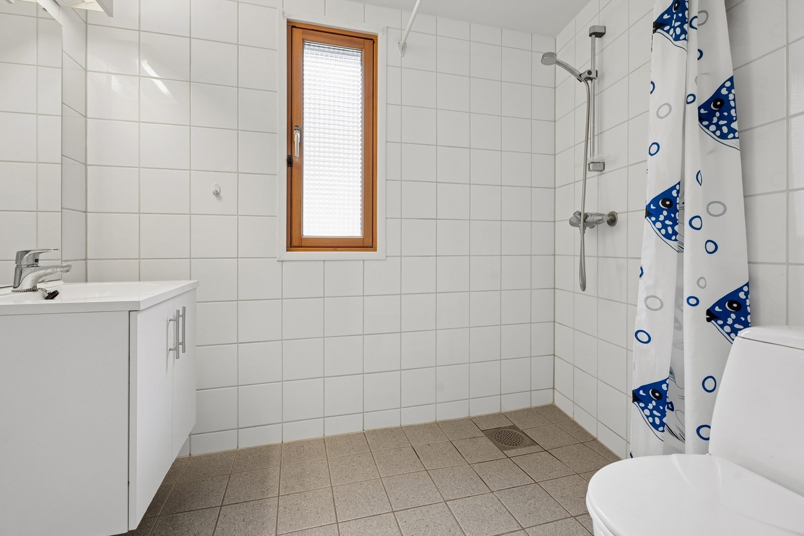 Også badet drar nytte av endebeliggenheten, med frostet vindu med mye dagslys, men uten innsyn Galleribilde