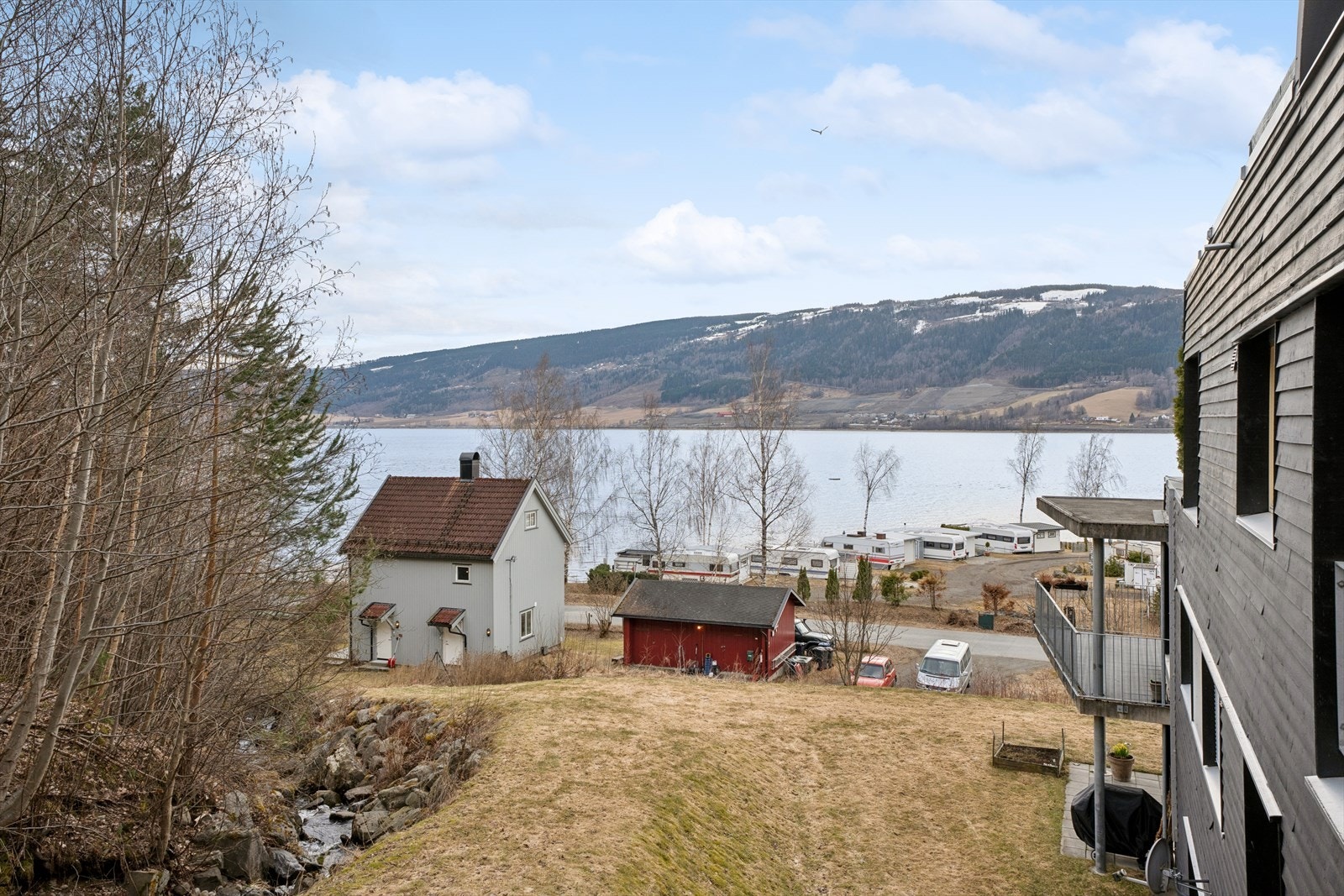 På sommerstid får du en frodig og idyllisk utsikt Galleribilde