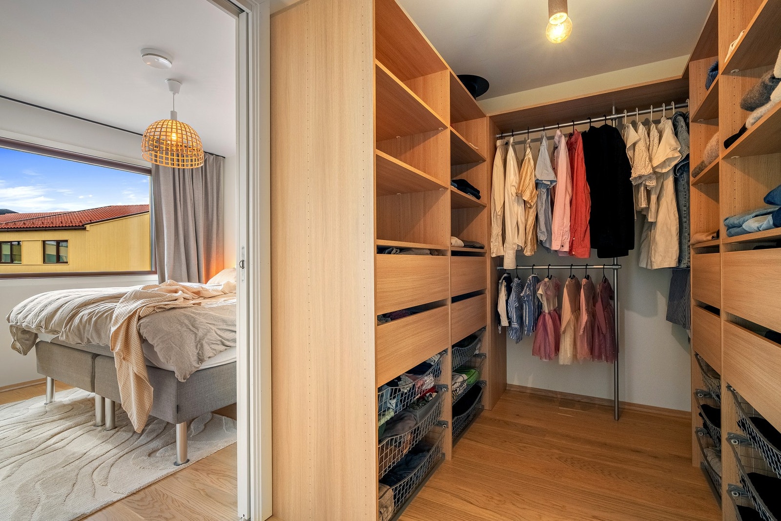 Hoved soverommet kommer med walk inn closet. Galleribilde