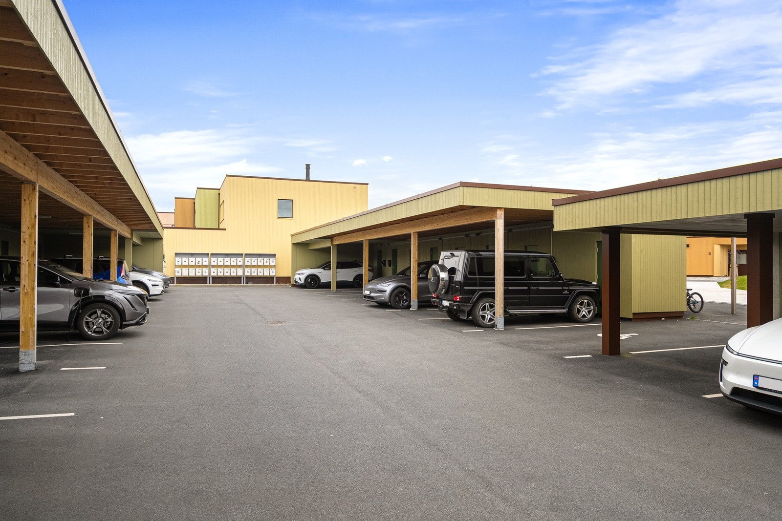 Parkering i egen carport. Galleribilde