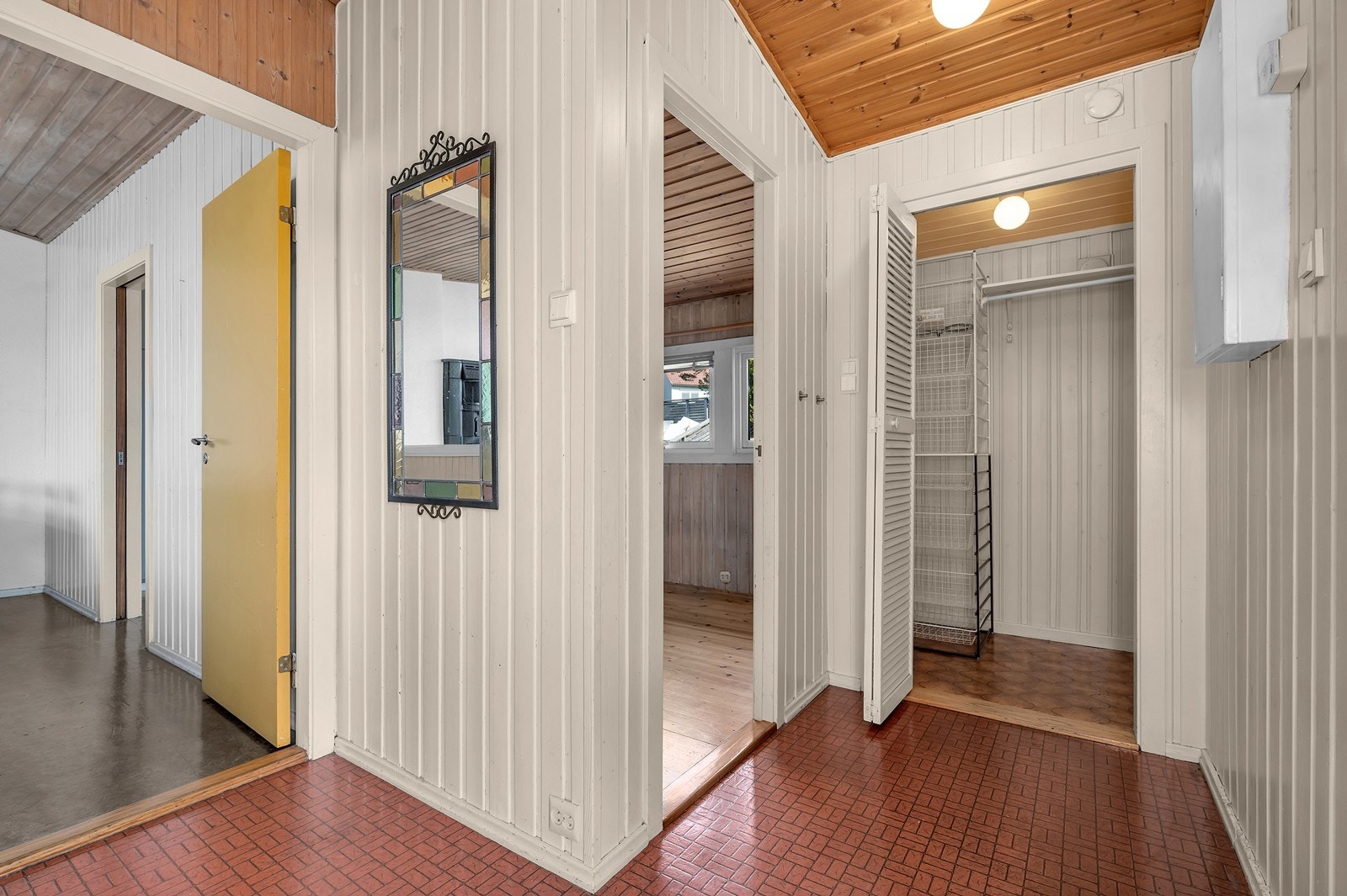 Gang med inngang til wc, soverom og garderobe Galleribilde