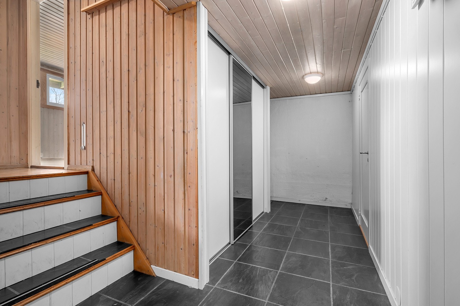 Gang med skyvedørsgarderobe Galleribilde