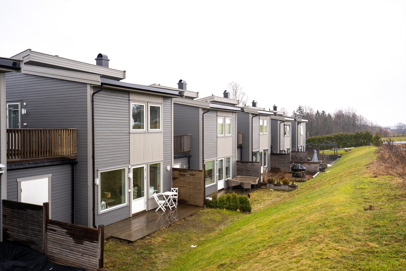 Fra stuen er det utgang til en sydvestvendt markterrasse på ca. 16 kvm. Galleribilde